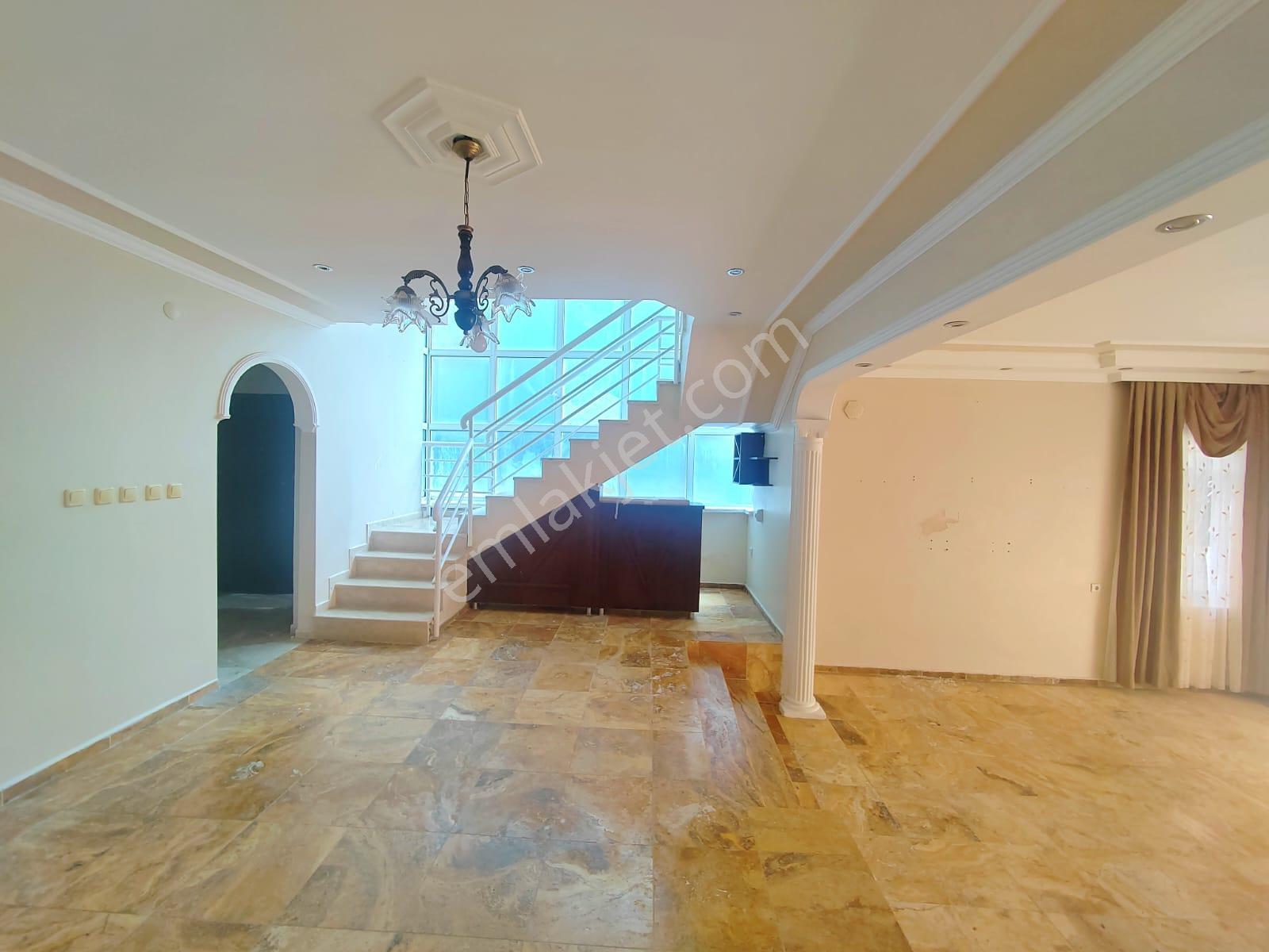 Kuşadası Merkezi'nde Deniz Manzaralı Triplex 5+2 Villa Satılık - Görsel 11