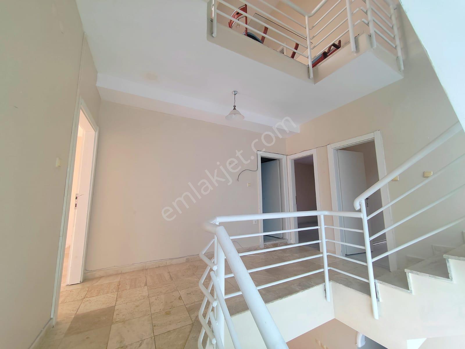 Kuşadası Merkezi'nde Deniz Manzaralı Triplex 5+2 Villa Satılık - Görsel 14