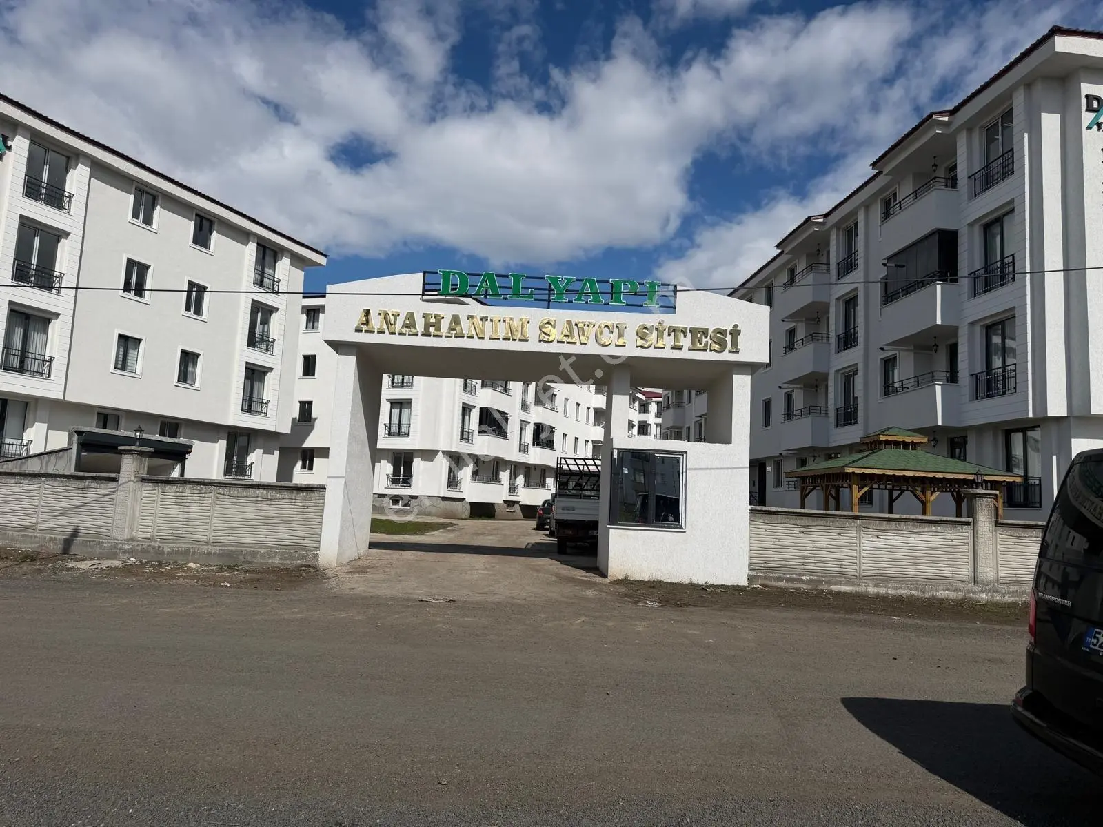 Havalimanı Yakınında, Güvenlikli Sitede Yaşama Hazır Konfrlu 2+1