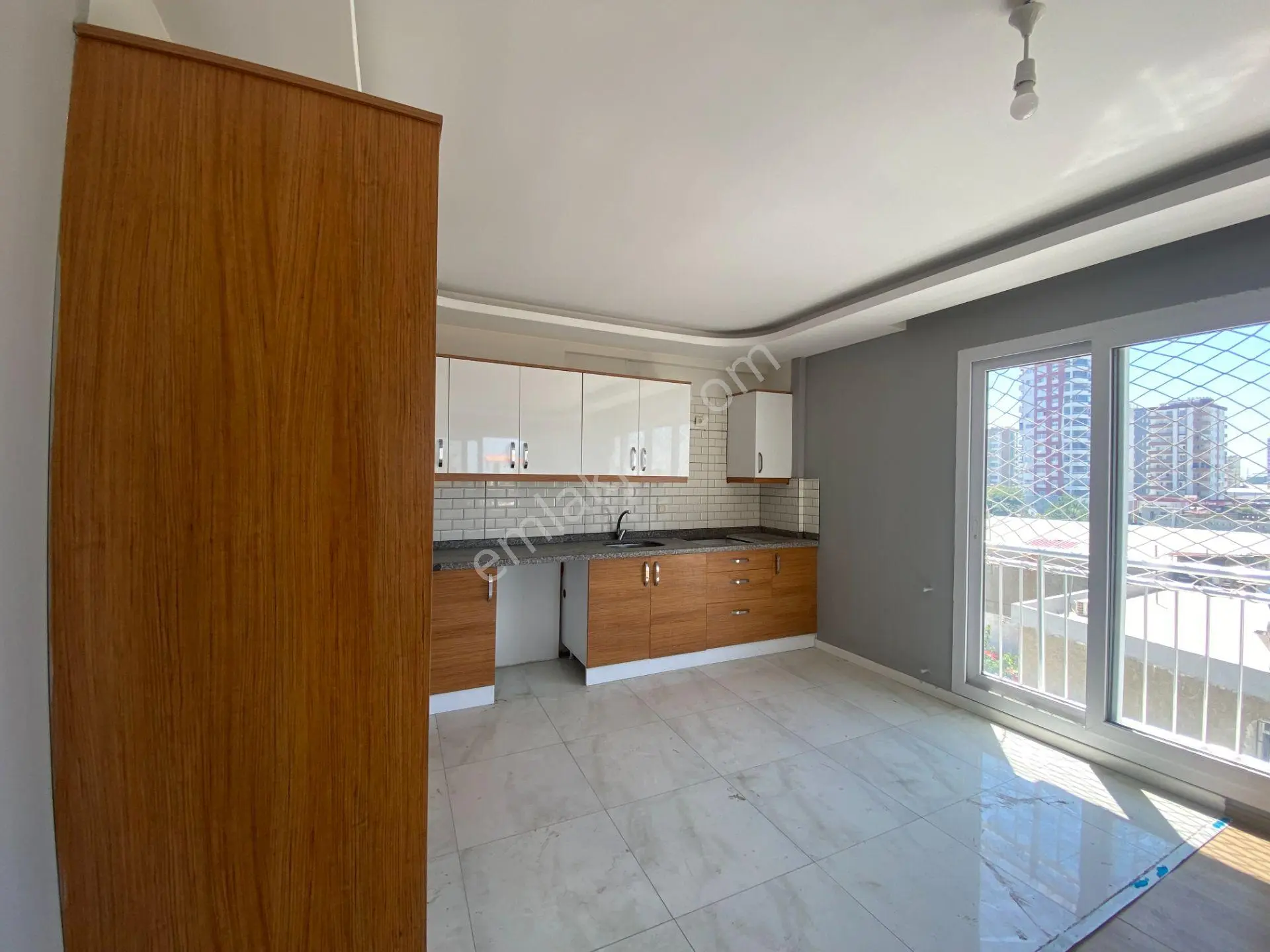 Karataş Caddesinde 3+1 165 M2 Çift Banyo İskanlı Hasarsız Daire - Görsel 3