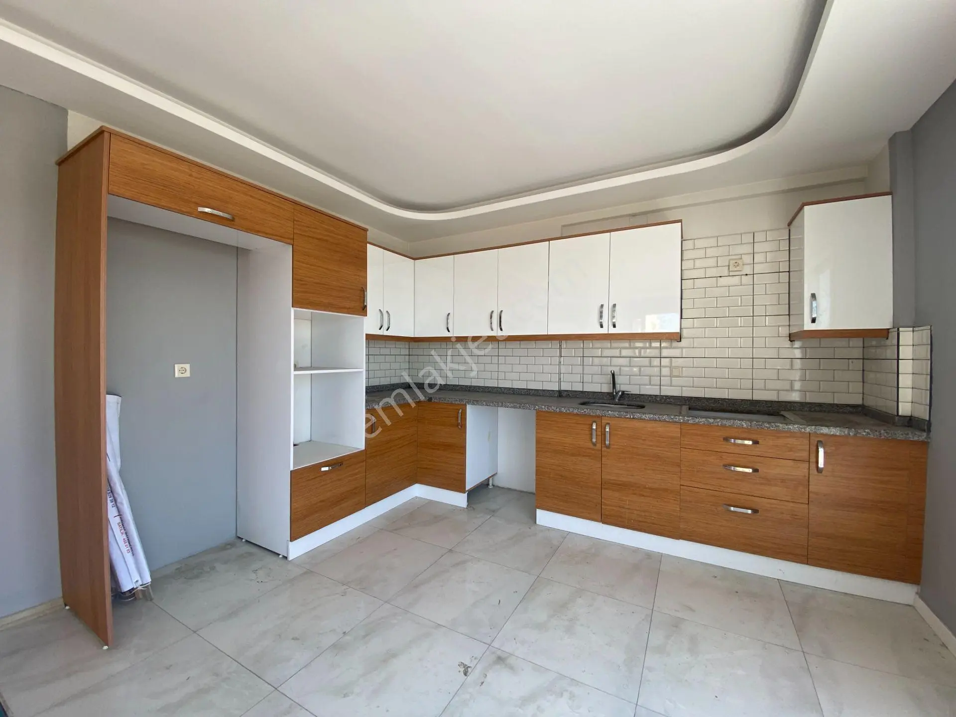 Karataş Caddesinde 3+1 165 M2 Çift Banyo İskanlı Hasarsız Daire - Görsel 2