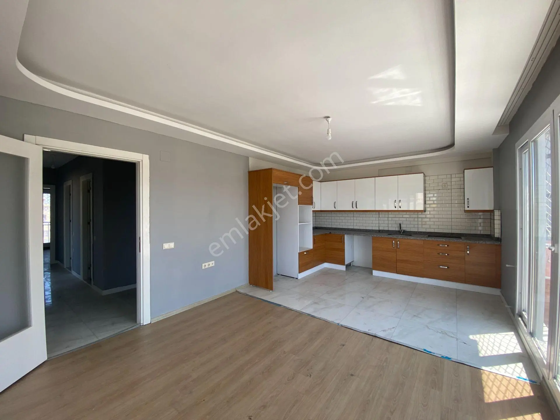 Karataş Caddesinde 3+1 165 M2 Çift Banyo İskanlı Hasarsız Daire