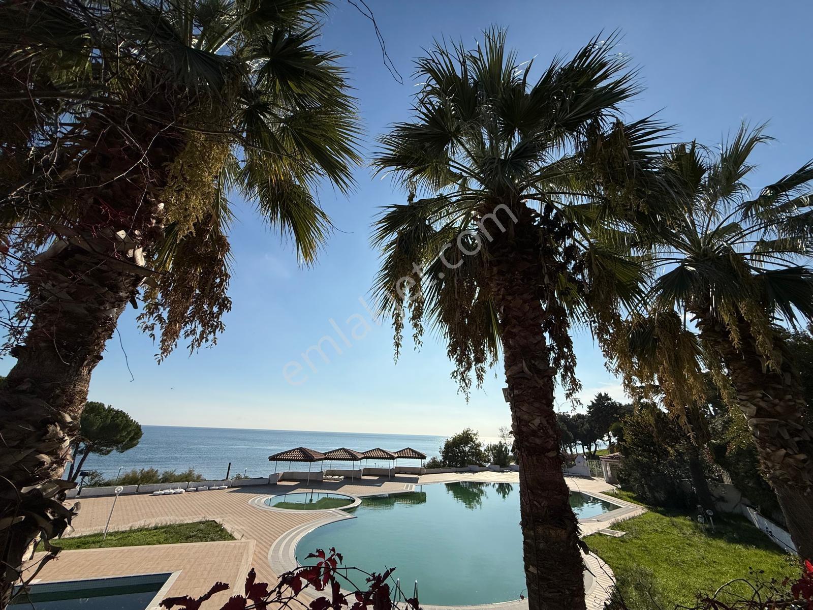 Denize Sıfır Tatil Sitesinde Havuzlu Dubleks 3+1 Satılık Daire