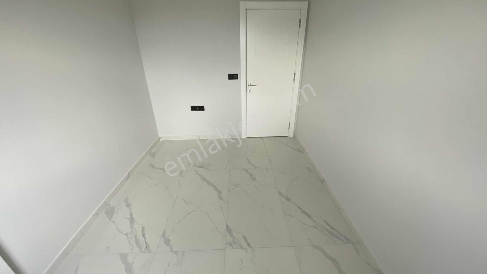 Yenişafakda Ferhatlar Kolejine Yakın Sıfır 3+1 Daire - Görsel 16