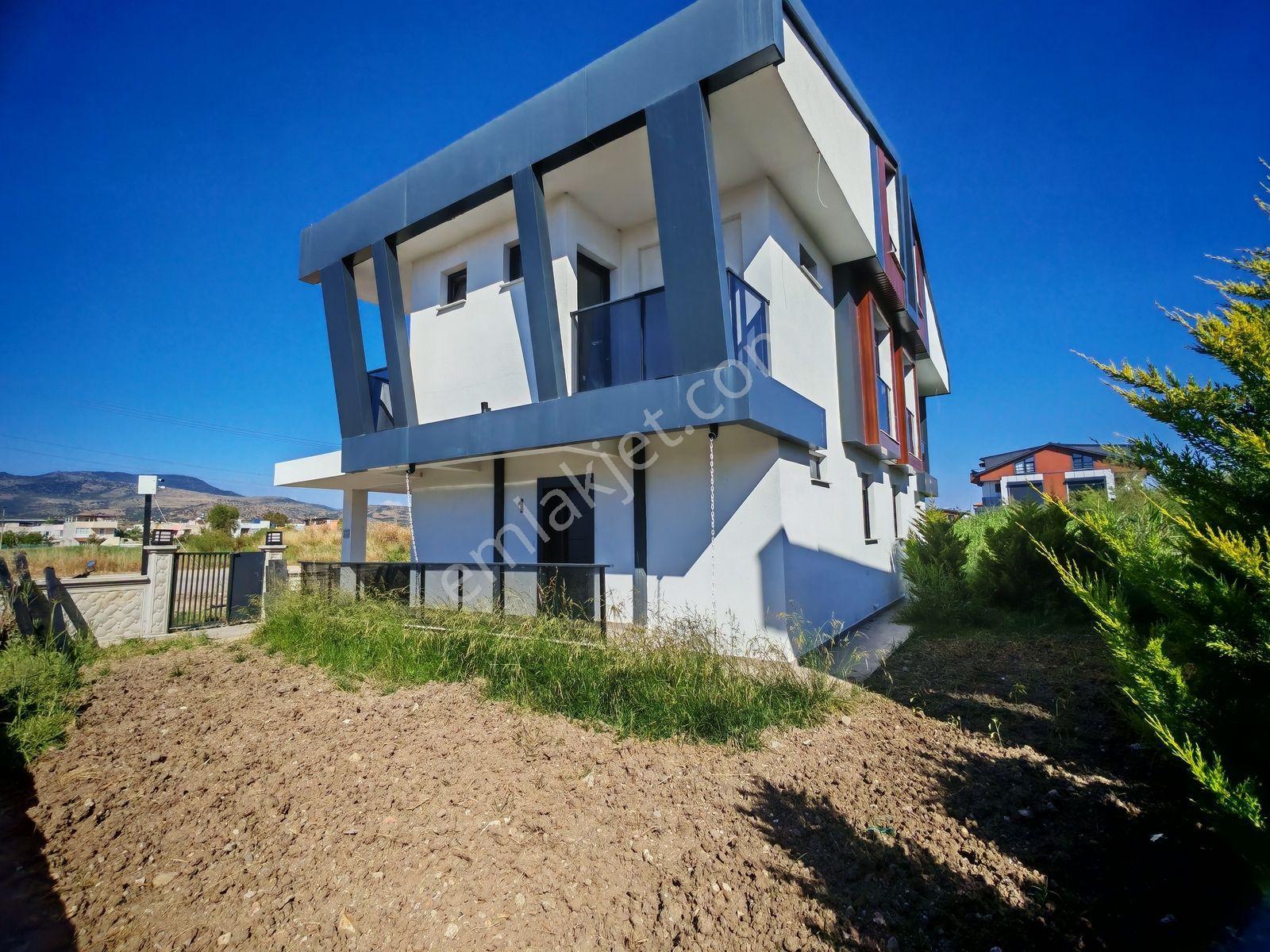 Cumhuriyet Mahallesinde Satılık 4+1 145 M2 Tripleks Villa