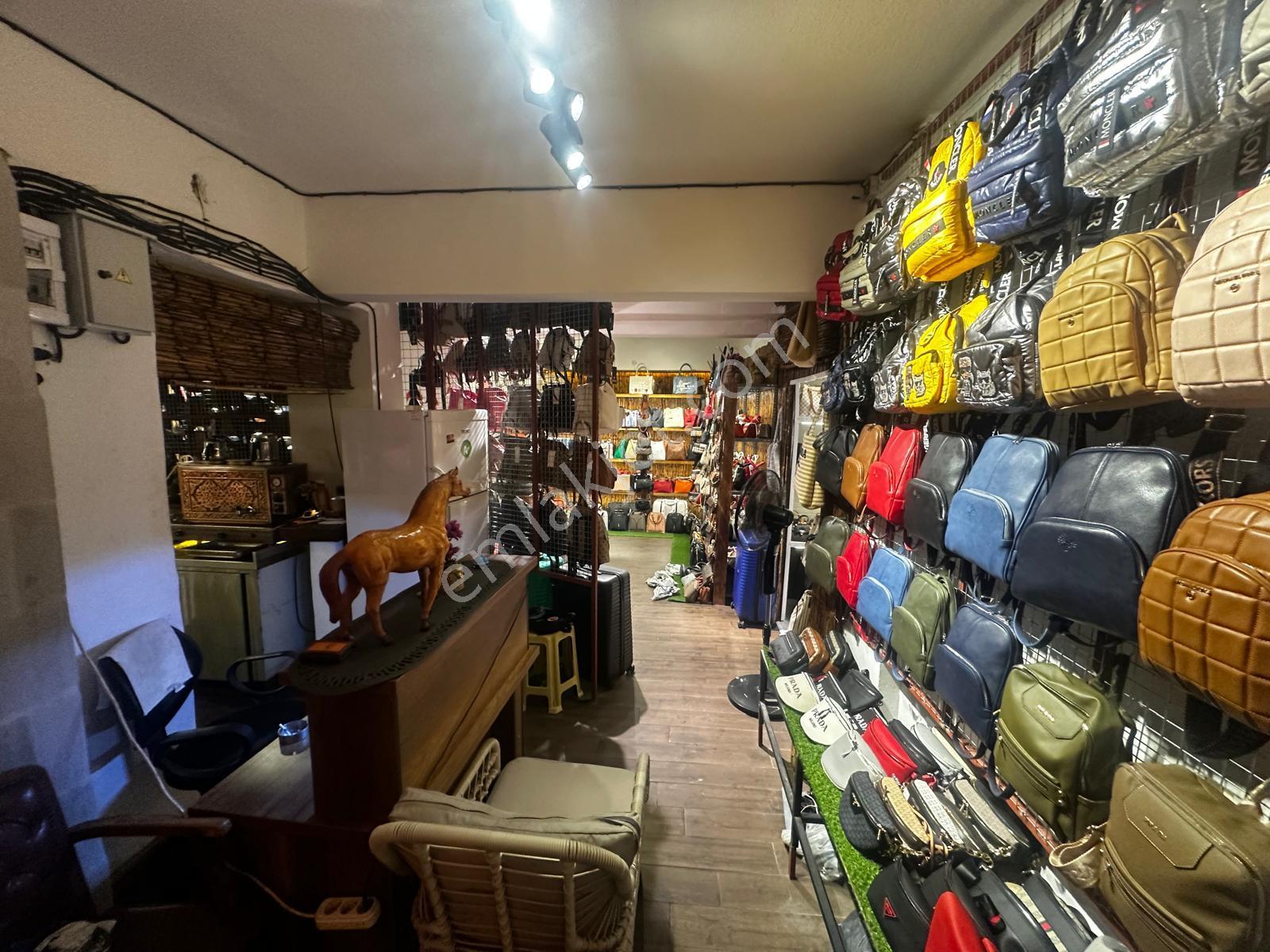 Kuşadası Avcılar Kulübü Sokağında Satılık 90m² Aktif Dükkan - Görsel 6