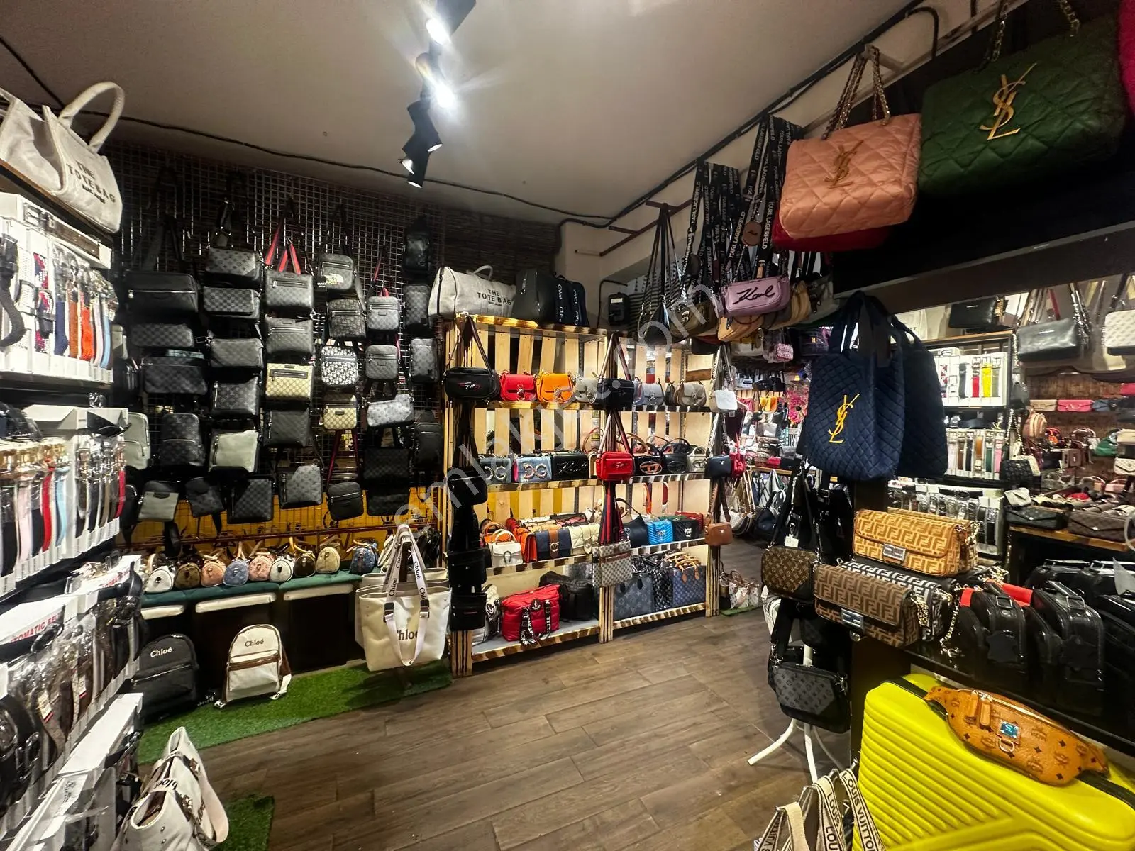 Kuşadası Avcılar Kulübü Sokağında Satılık 90m² Aktif Dükkan - Görsel 5