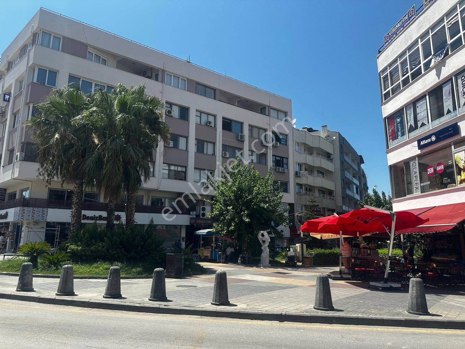 Kuşadası Avcılar Kulübü Sokağında Satılık 90m² Aktif Dükkan - Görsel 2