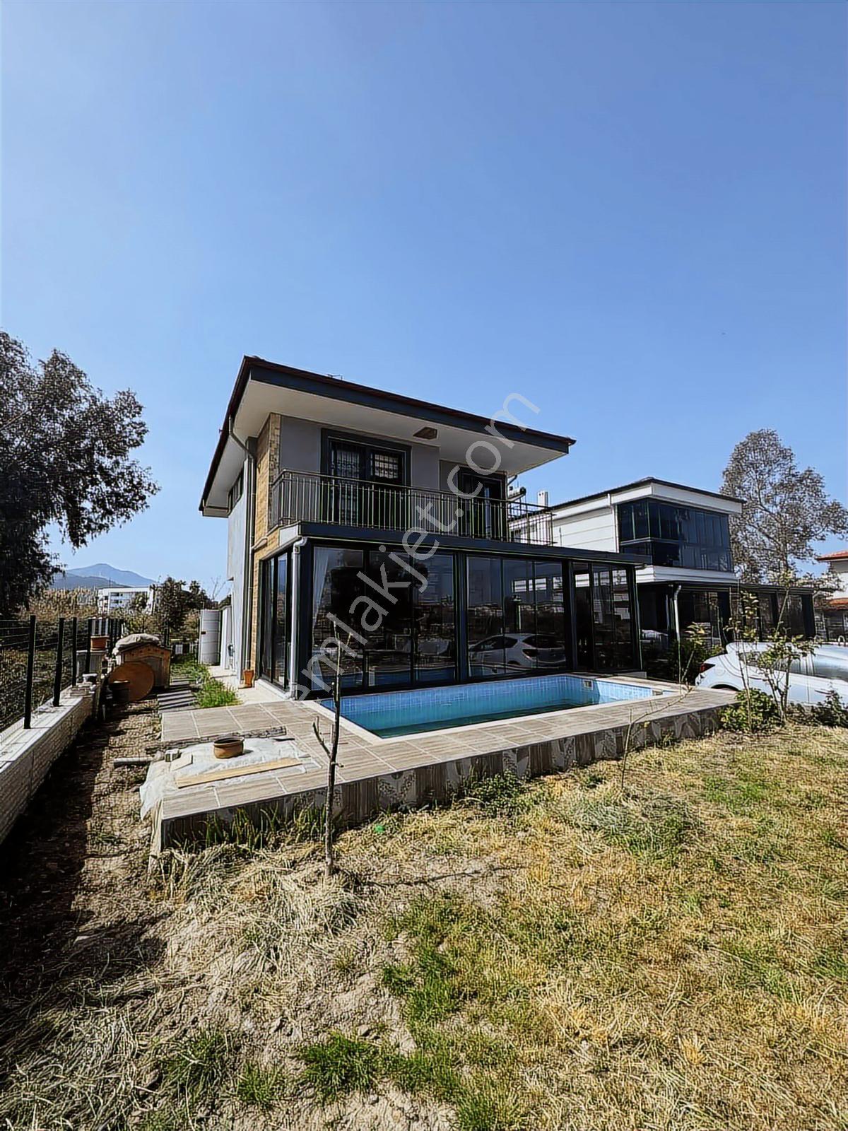 Kuşadası Güzelçamlıda Havuzlu 4+1 Villa Satılık