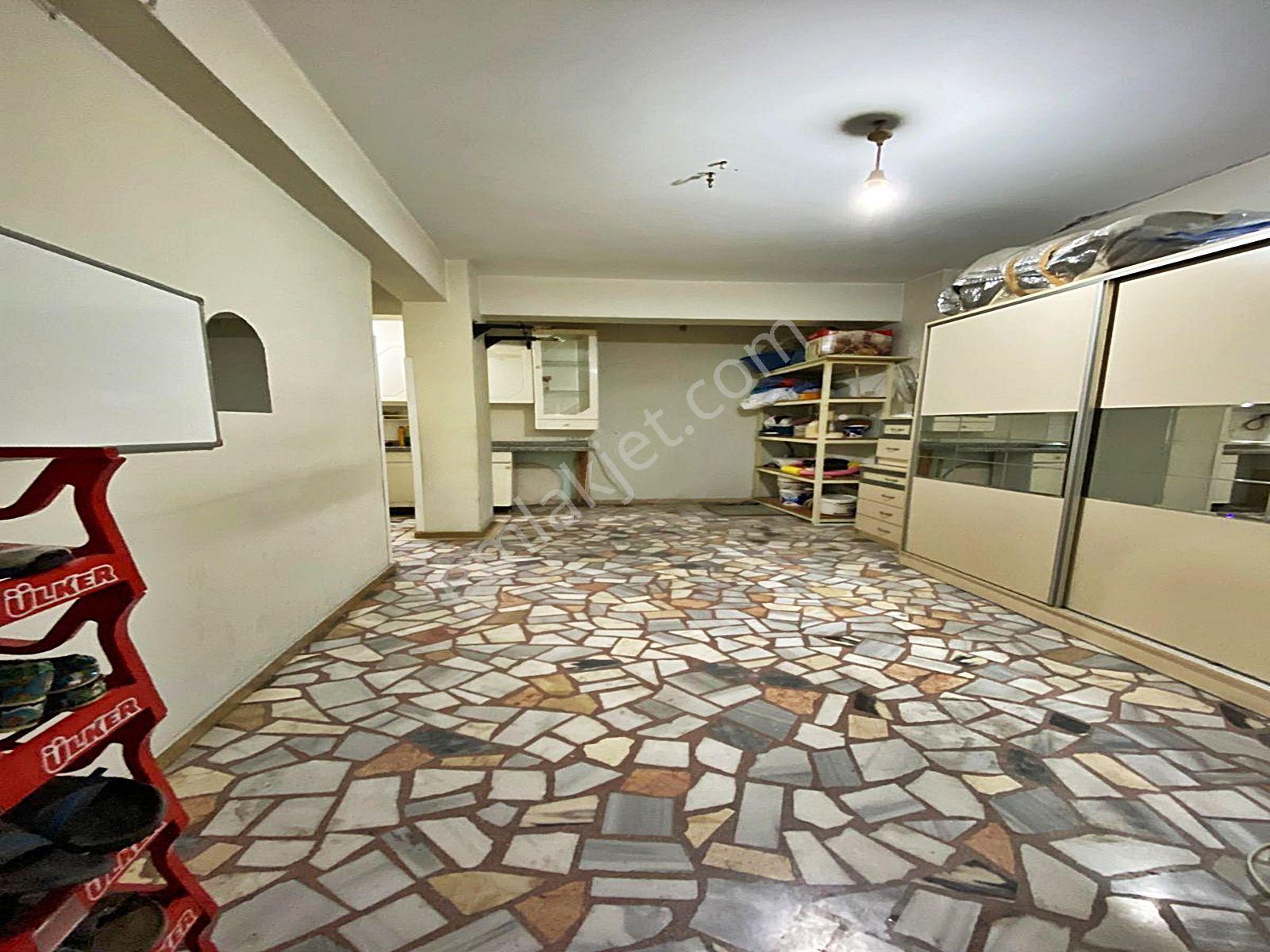 Sefaköy Tevfikbey'de Cadde Üzerinde Düz Giriş Bahçe Kullanımlı Geniş Kiralık Dükkan - Görsel 15