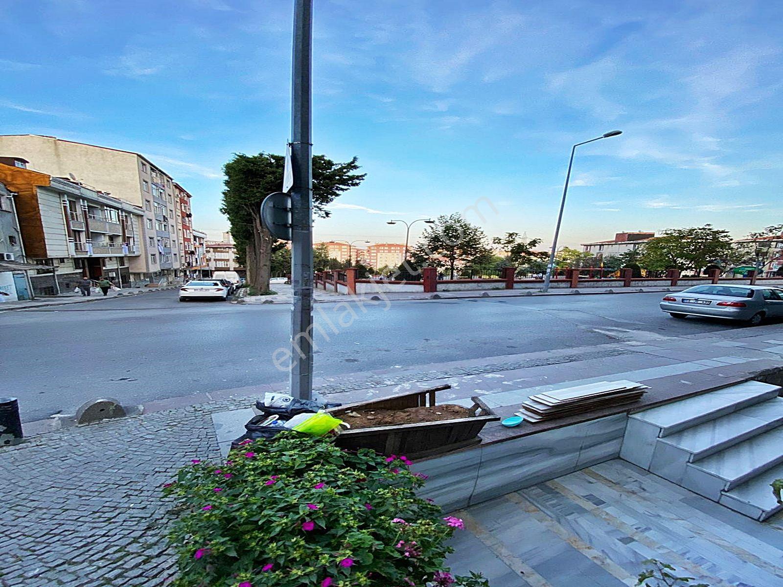 Sefaköy Tevfikbey'de Cadde Üzerinde Düz Giriş Bahçe Kullanımlı Geniş Kiralık Dükkan - Görsel 13