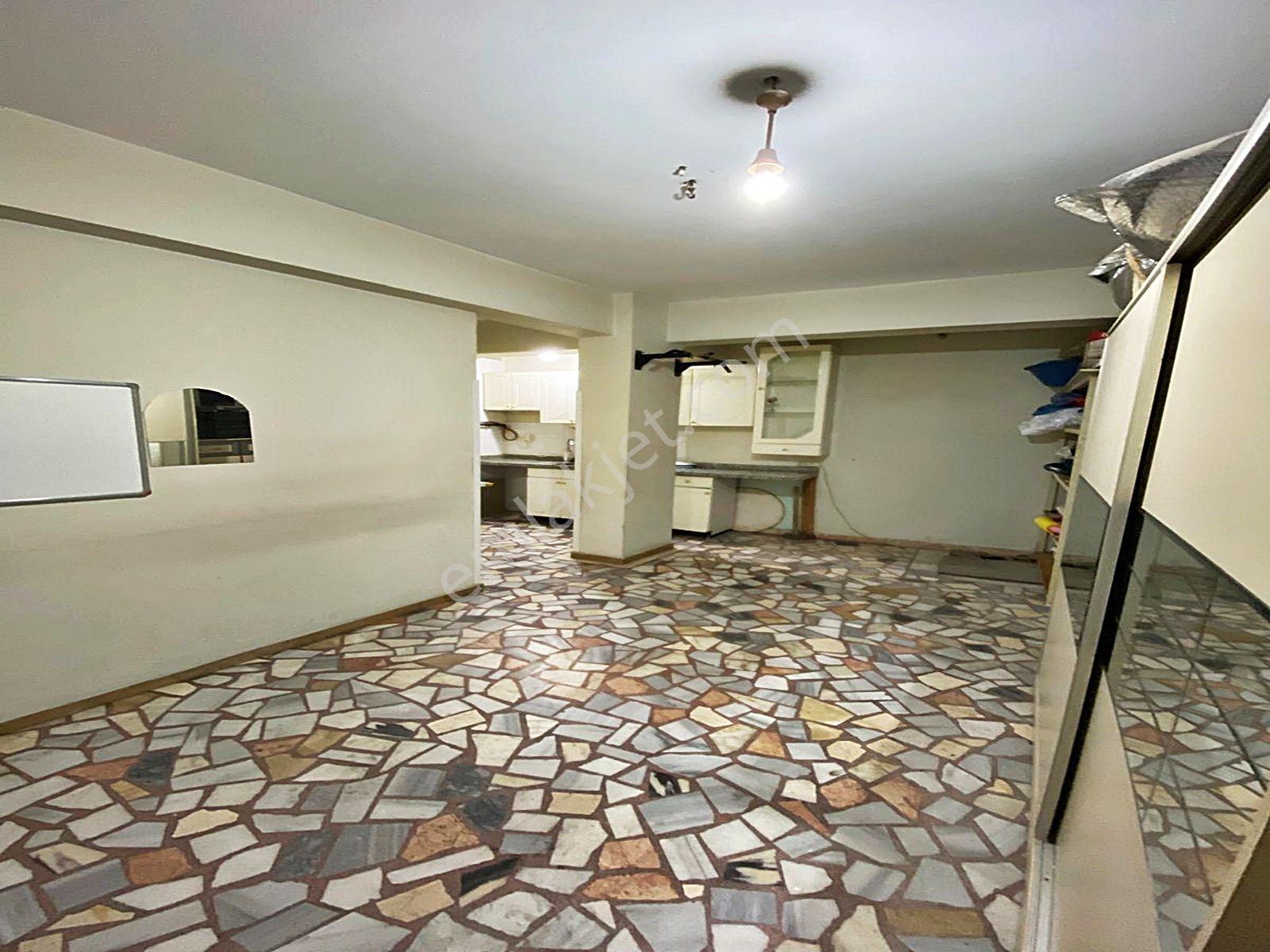 Sefaköy Tevfikbey'de Cadde Üzerinde Düz Giriş Bahçe Kullanımlı Geniş Kiralık Dükkan - Görsel 12
