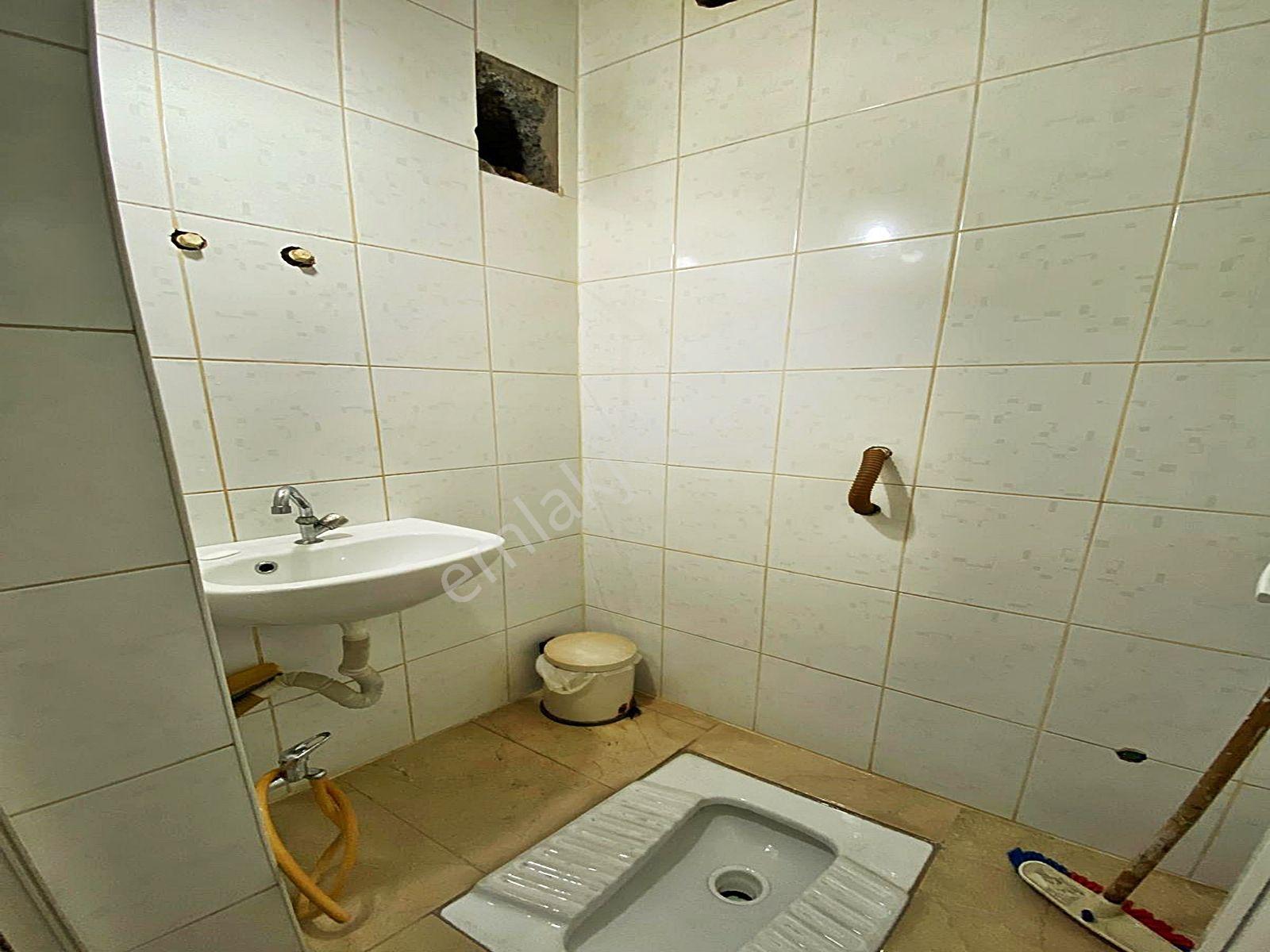 Sefaköy Tevfikbey'de Cadde Üzerinde Düz Giriş Bahçe Kullanımlı Geniş Kiralık Dükkan - Görsel 19
