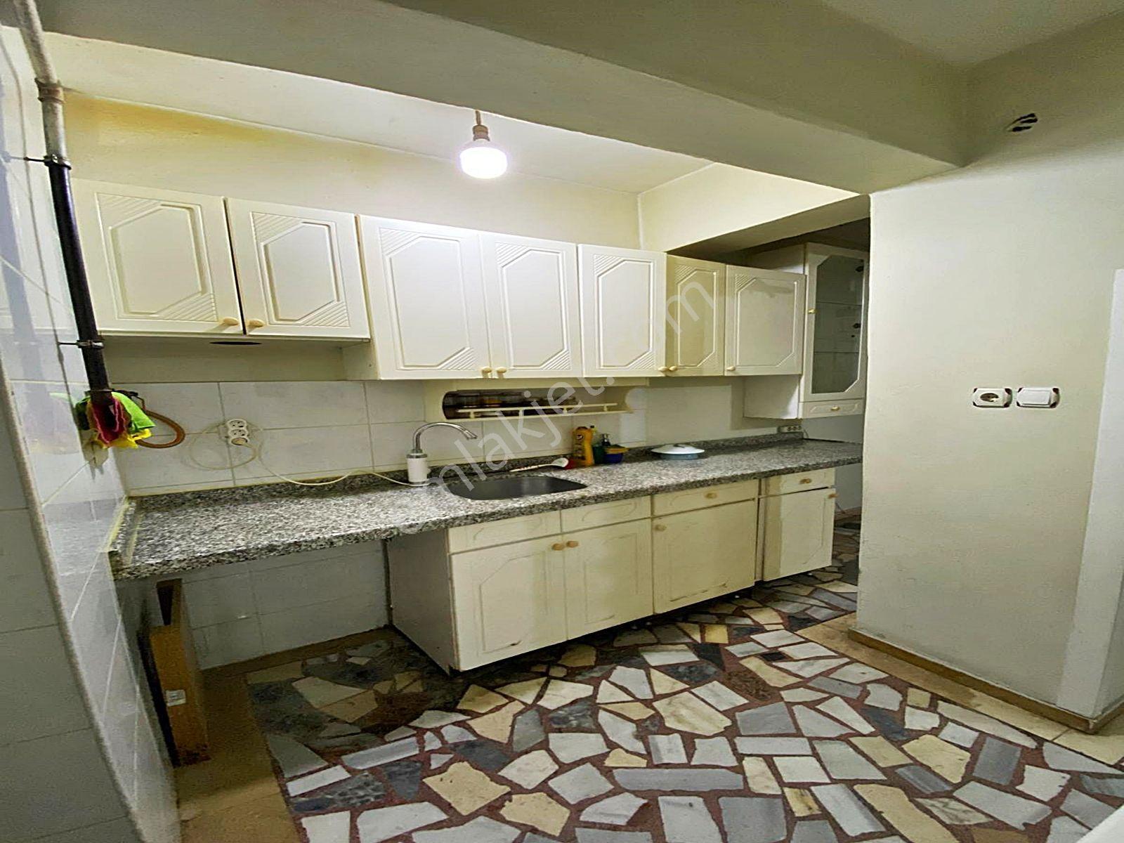 Sefaköy Tevfikbey'de Cadde Üzerinde Düz Giriş Bahçe Kullanımlı Geniş Kiralık Dükkan - Görsel 9
