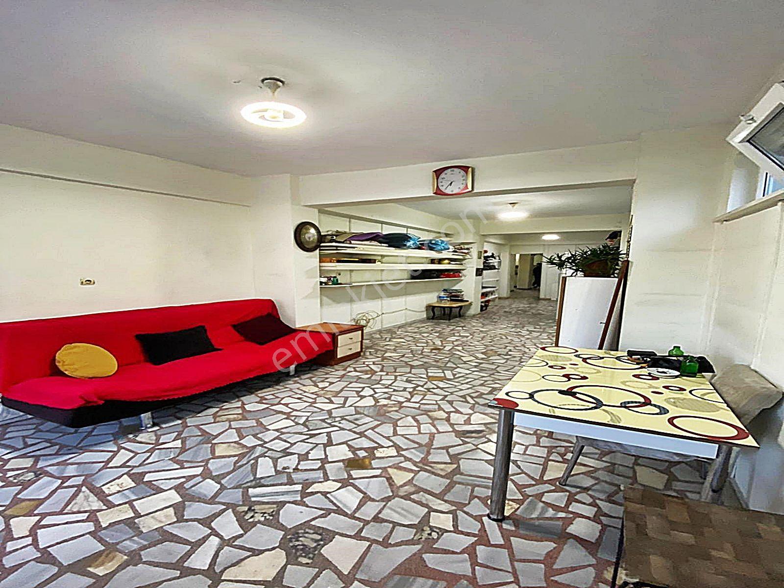 Sefaköy Tevfikbey'de Cadde Üzerinde Düz Giriş Bahçe Kullanımlı Geniş Kiralık Dükkan - Görsel 5