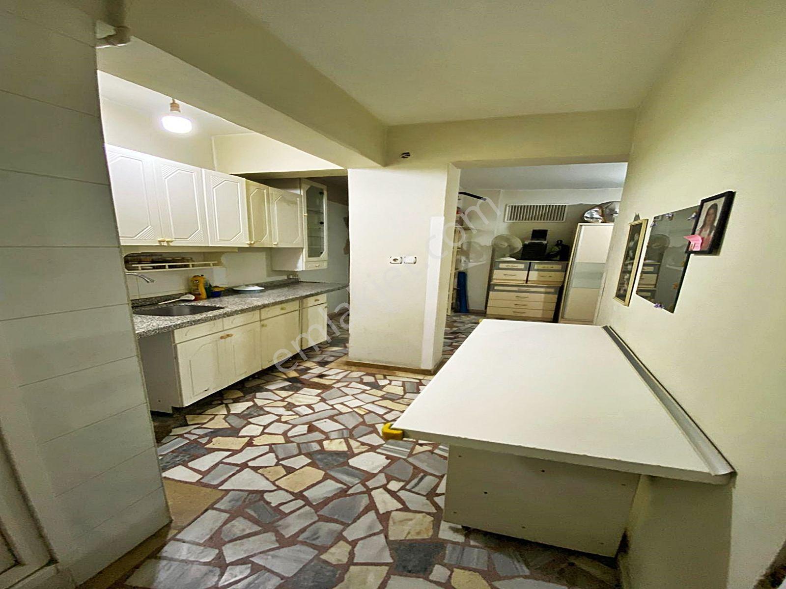 Sefaköy Tevfikbey'de Cadde Üzerinde Düz Giriş Bahçe Kullanımlı Geniş Kiralık Dükkan - Görsel 6