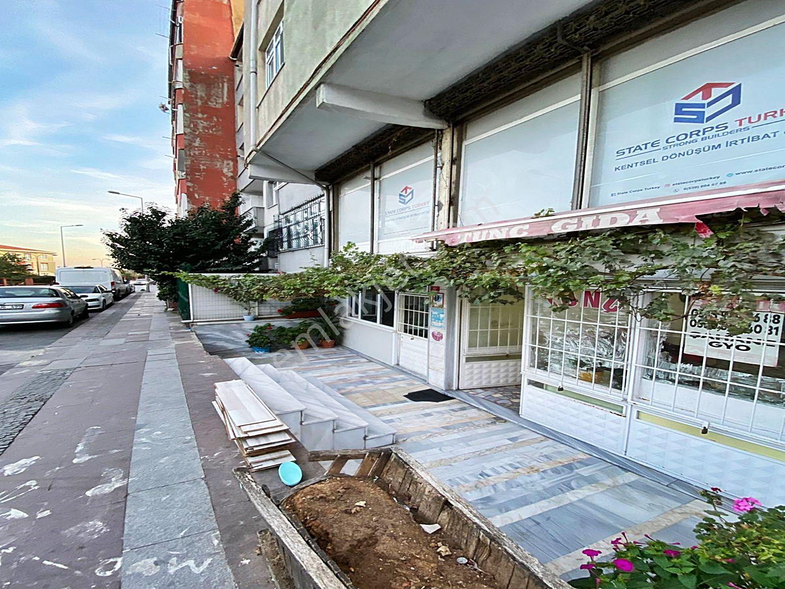 Sefaköy Tevfikbey'de Cadde Üzerinde Düz Giriş Bahçe Kullanımlı Geniş Kiralık Dükkan - Görsel 3