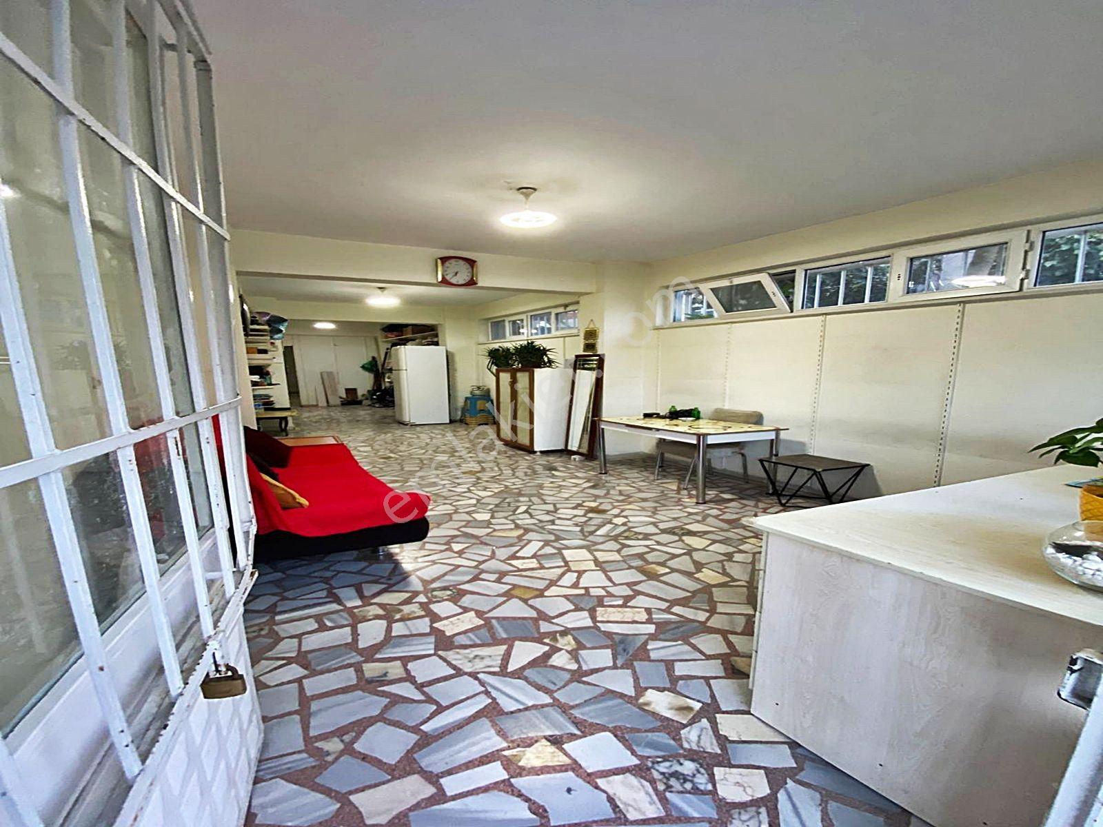 Sefaköy Tevfikbey'de Cadde Üzerinde Düz Giriş Bahçe Kullanımlı Geniş Kiralık Dükkan - Görsel 4