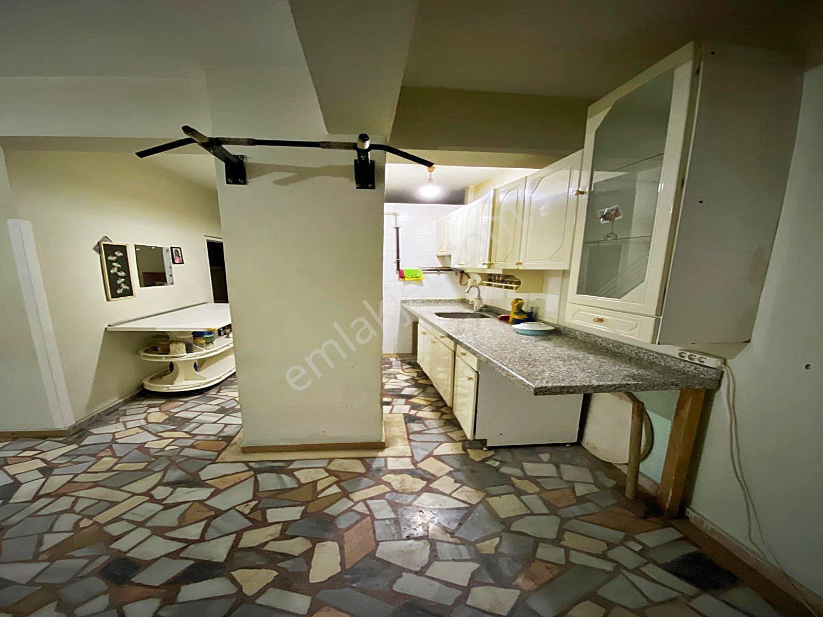 Sefaköy Tevfikbey'de Cadde Üzerinde Düz Giriş Bahçe Kullanımlı Geniş Kiralık Dükkan - Görsel 16