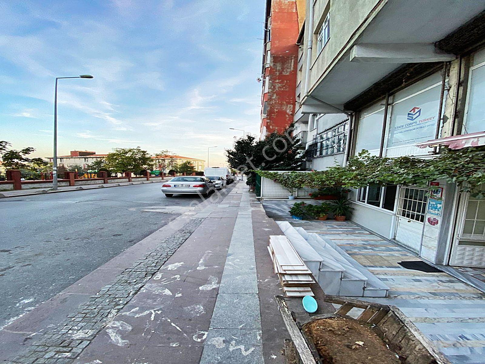 Sefaköy Tevfikbey'de Cadde Üzerinde Düz Giriş Bahçe Kullanımlı Geniş Kiralık Dükkan - Görsel 7