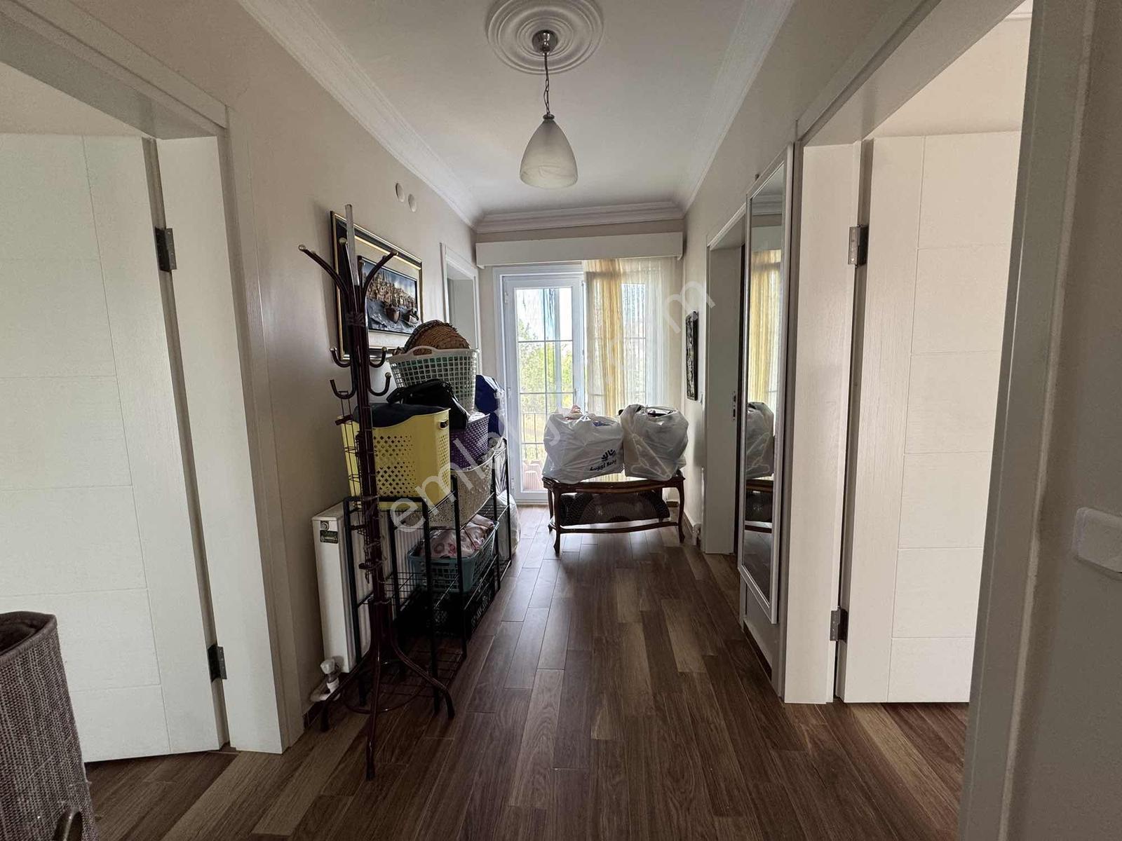 Emlak Konutları Sitesinde Havuz Manzaralı Villa - Görsel 44