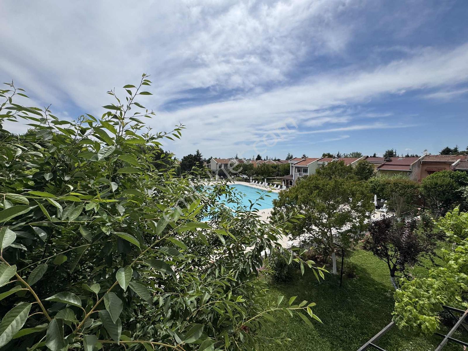 Emlak Konutları Sitesinde Havuz Manzaralı Villa - Görsel 32