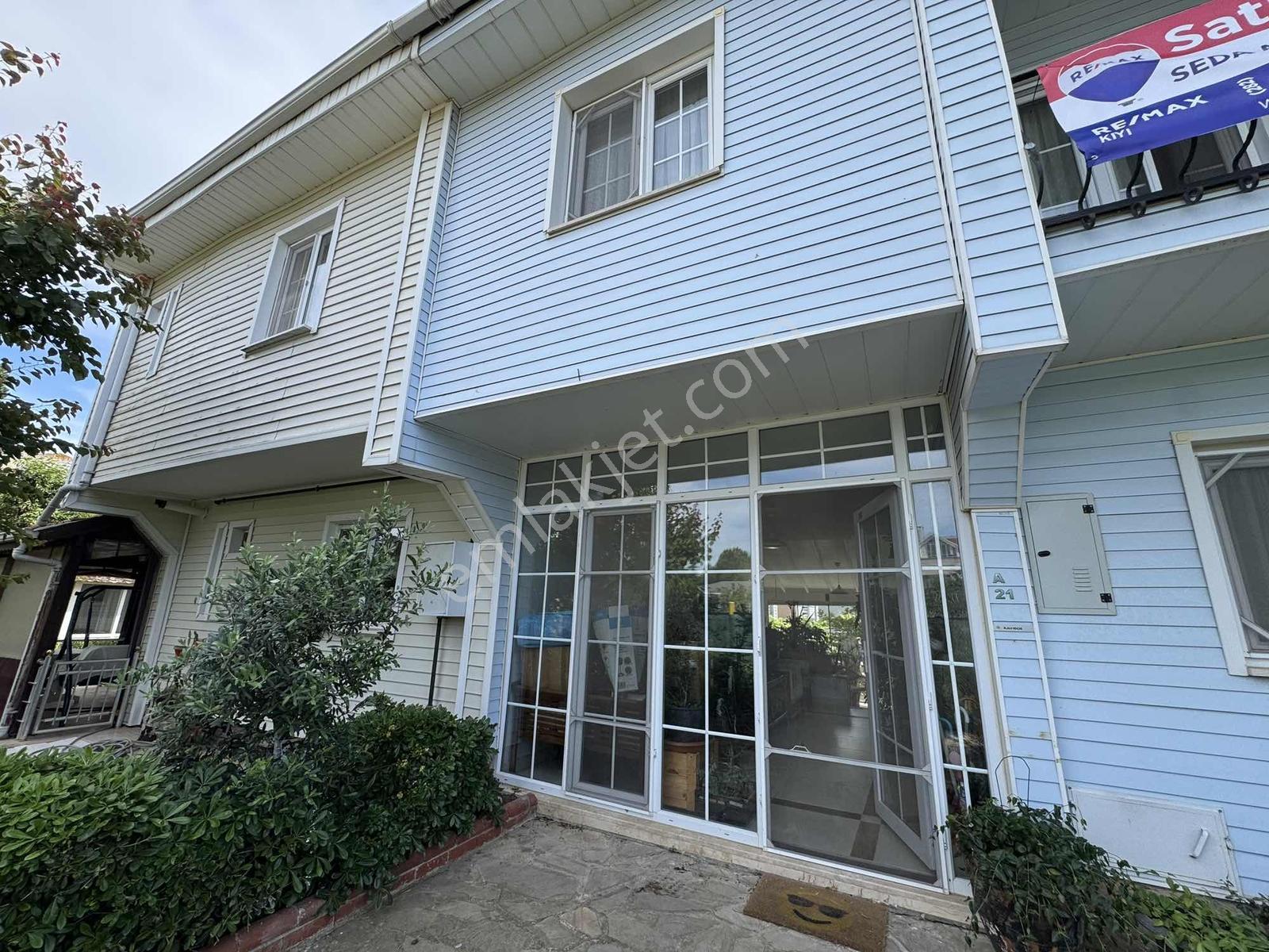 Emlak Konutları Sitesinde Havuz Manzaralı Villa - Görsel 5