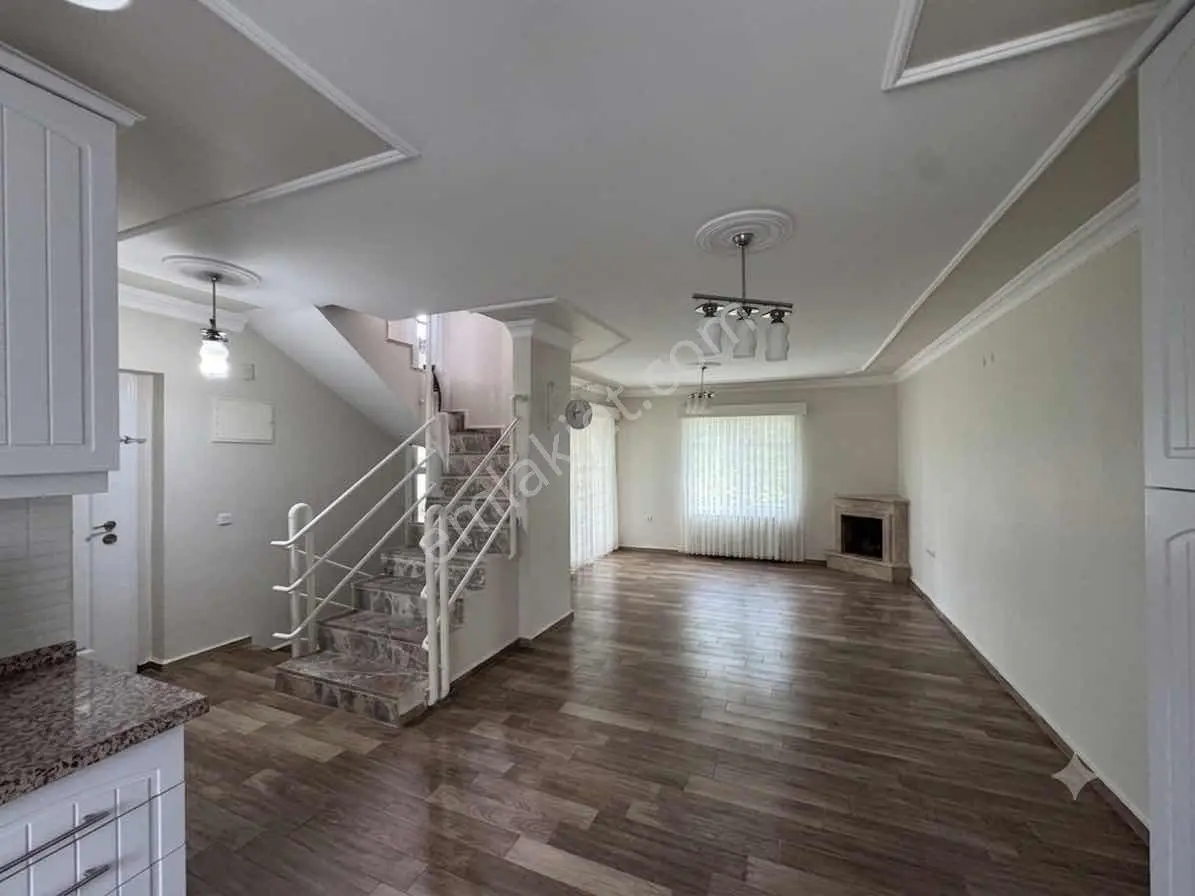 Emlak Konutları Sitesinde Havuz Manzaralı Villa - Görsel 3