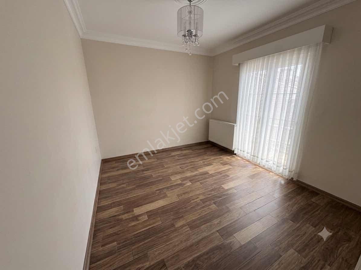 Emlak Konutları Sitesinde Havuz Manzaralı Villa - Görsel 9
