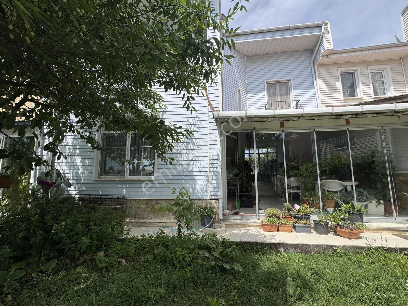 Emlak Konutları Sitesinde Havuz Manzaralı Villa - Görsel 7