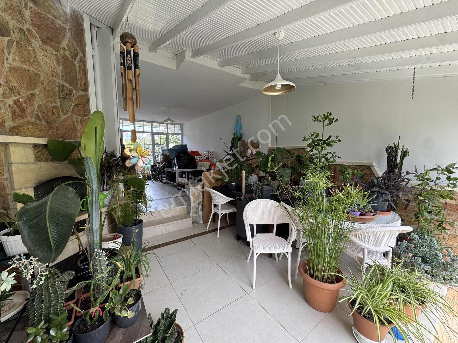 Emlak Konutları Sitesinde Havuz Manzaralı Villa - Görsel 15