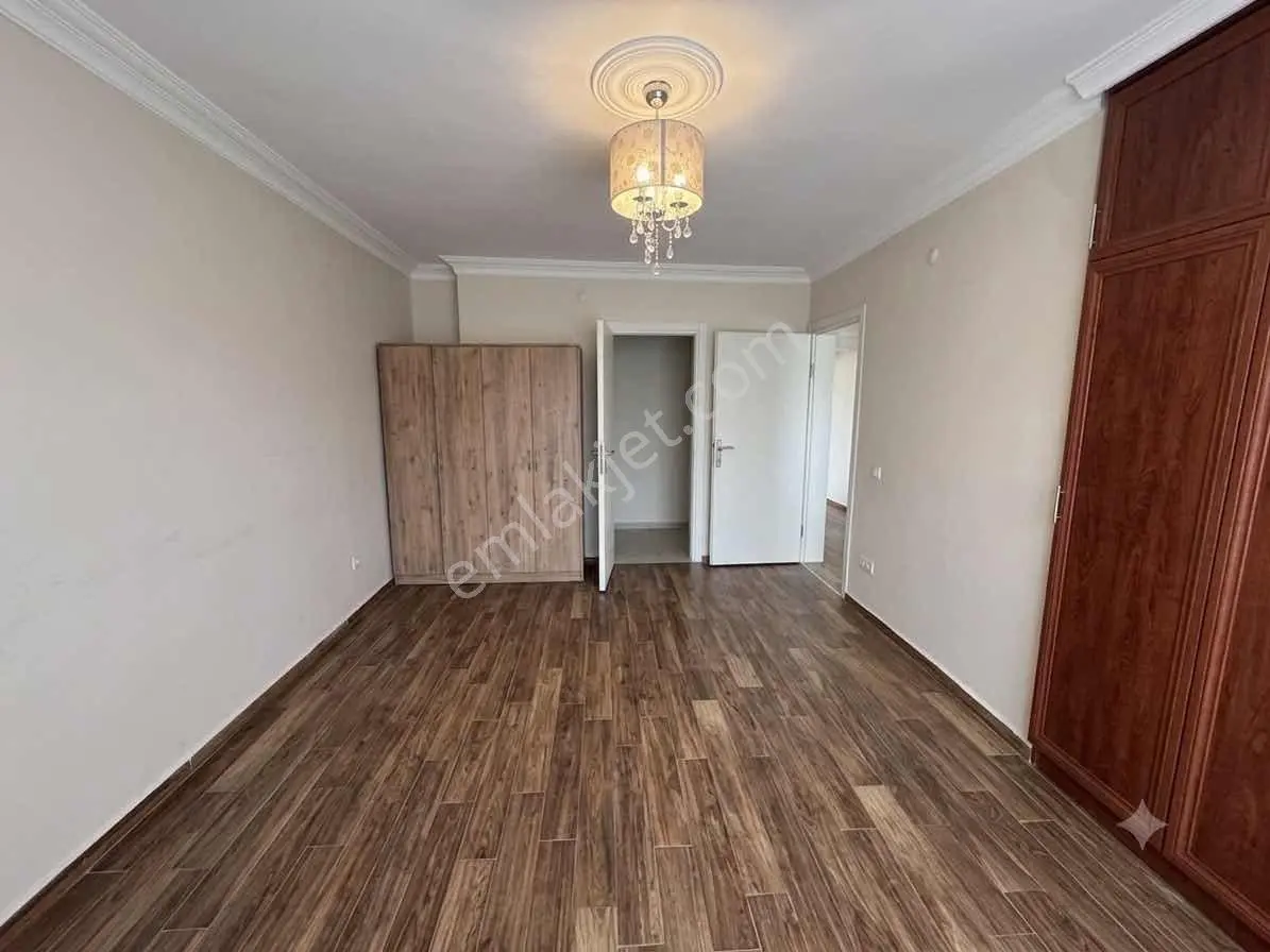 Emlak Konutları Sitesinde Havuz Manzaralı Villa - Görsel 54