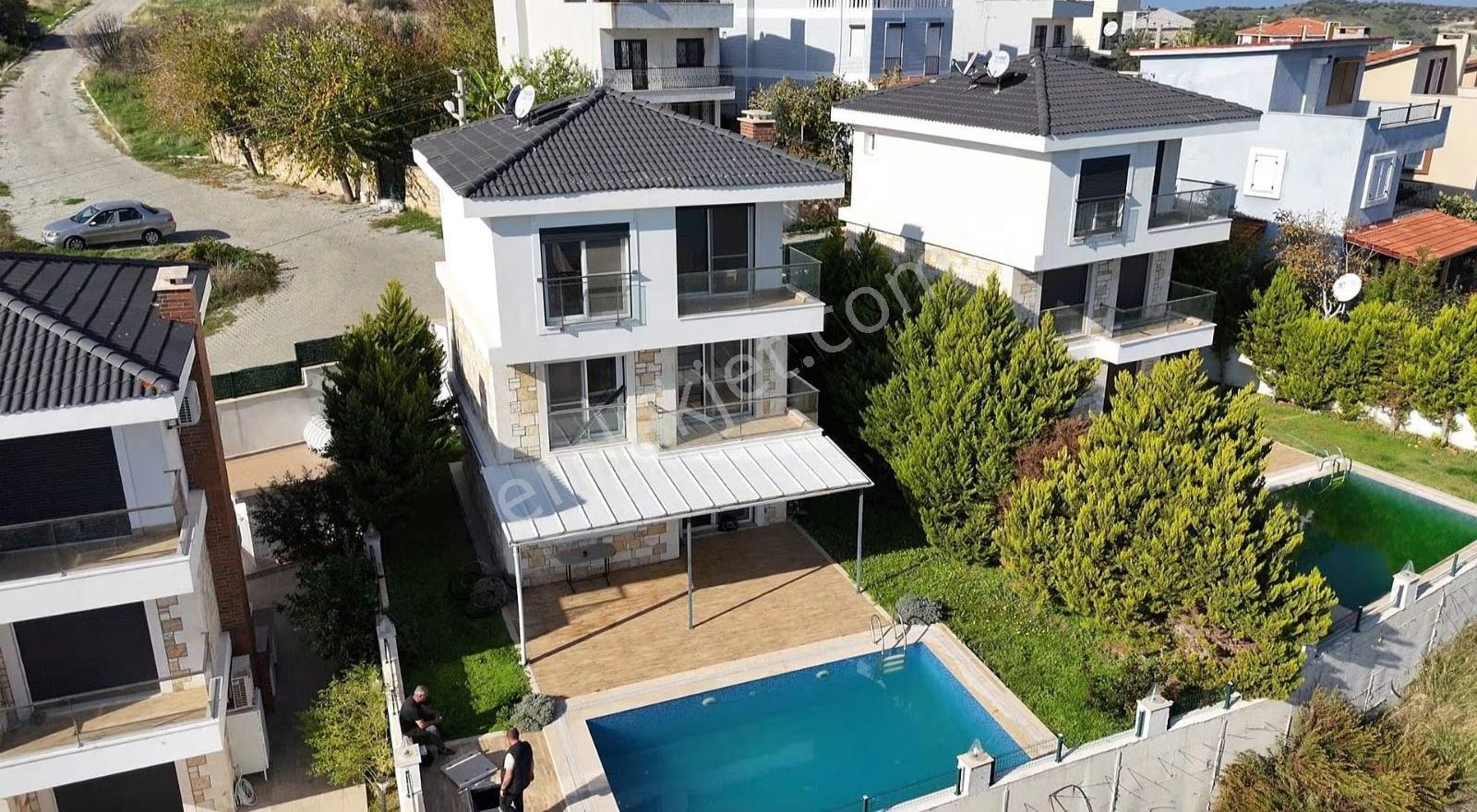 Yenifoça'da Eşsiz Deniz Manzaralı Müstakil Tripleks Villa - Görsel 13