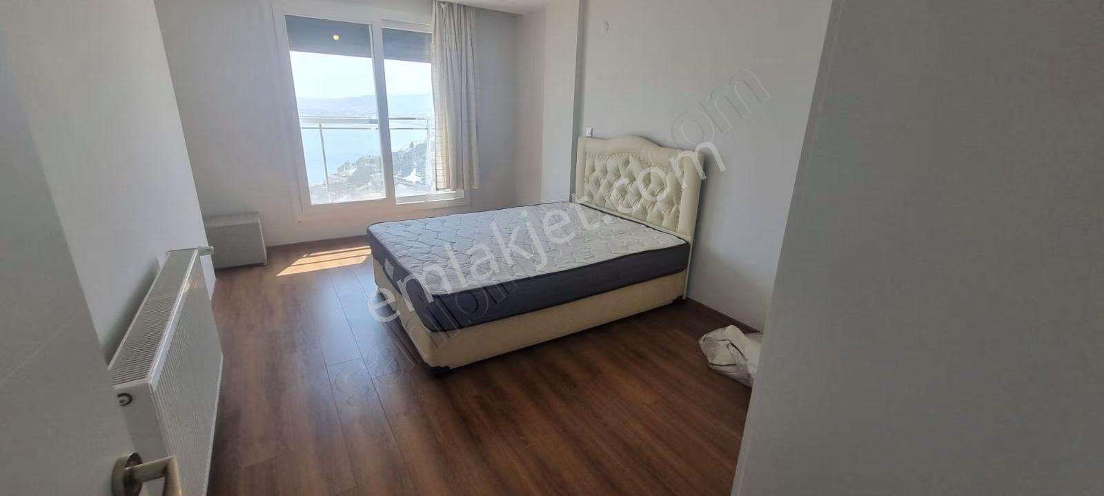 Yenifoça'da Eşsiz Deniz Manzaralı Müstakil Tripleks Villa - Görsel 24