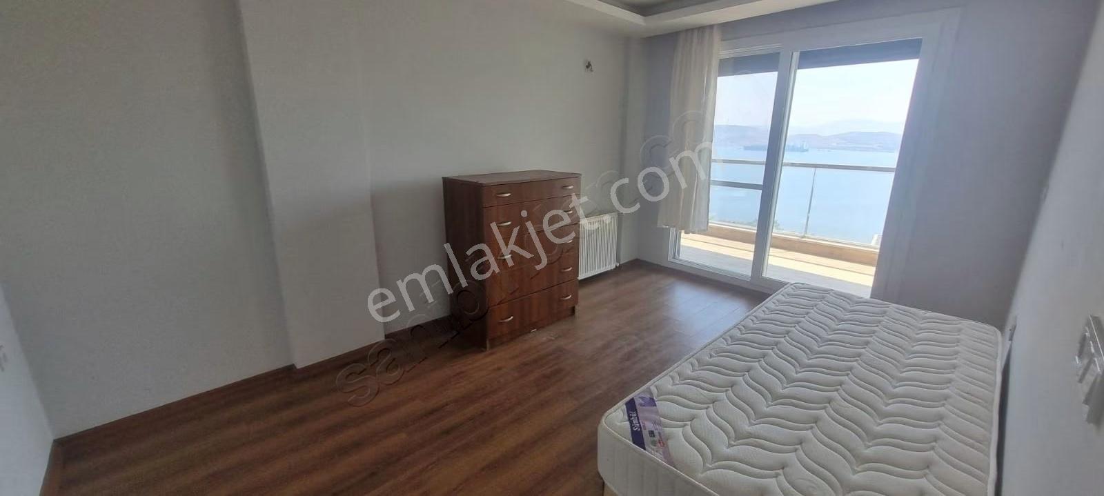 Yenifoça'da Eşsiz Deniz Manzaralı Müstakil Tripleks Villa - Görsel 19