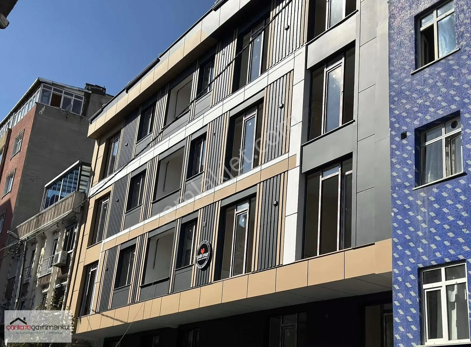 Atatürk Mahallesin De 2+1 Emsallerinden Büyük Yüksek Giriş