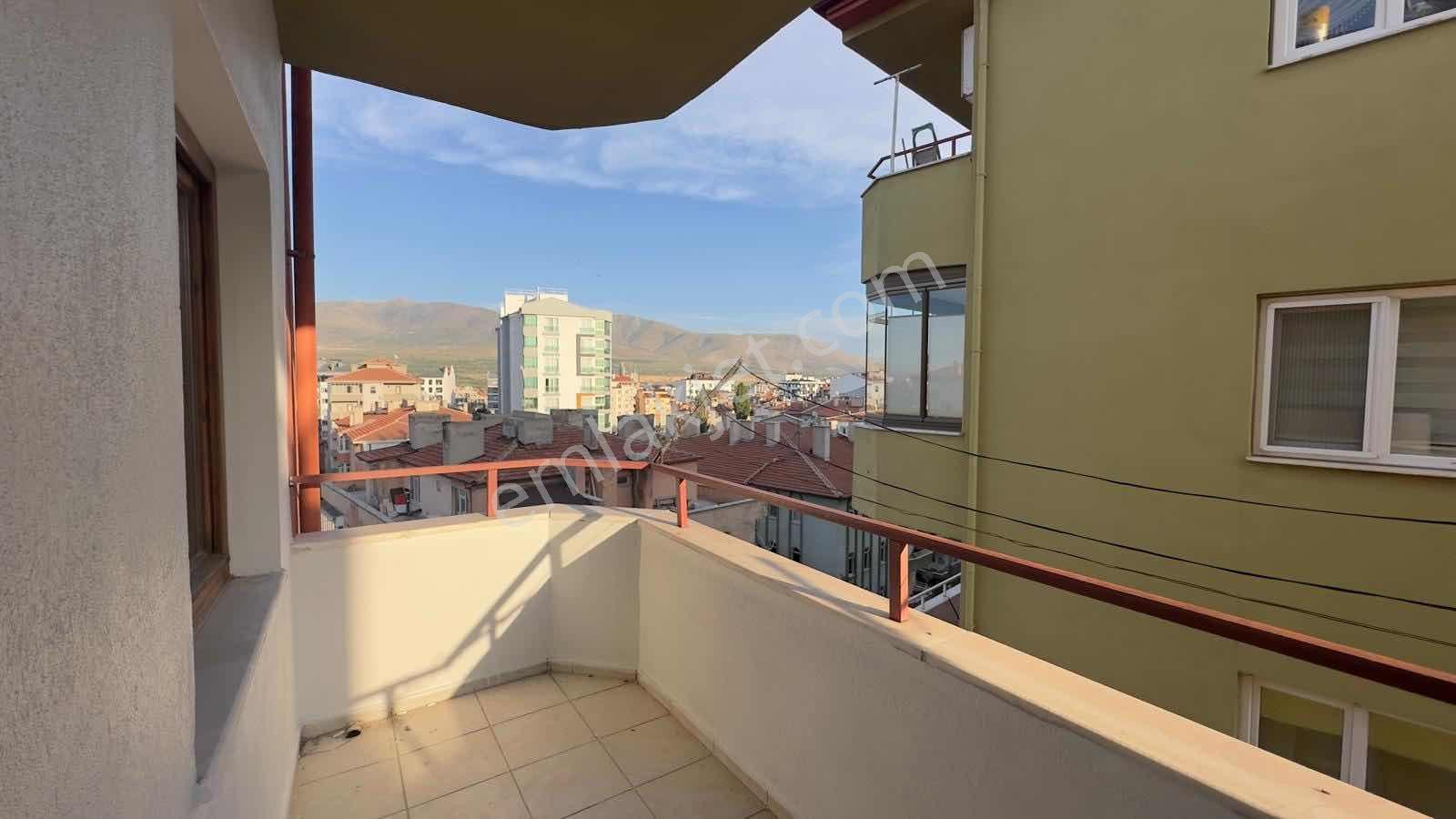 Niğde Çarşı Merkezde Kiralık 4+1 200m2 Kiralık Daire - Görsel 9