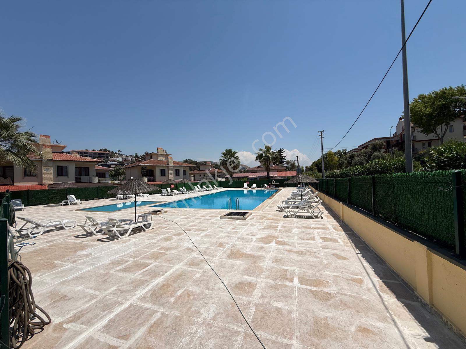 Kuşadası Kadınlar Denizi Plaja Yakın Eşyalı Yapılı Bahçeli 3+1 Havuzlu Site Satılık Villa - Görsel 11