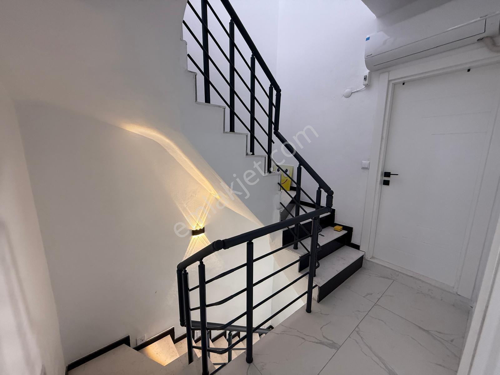 Kuşadası Kadınlar Denizi Plaja Yakın Eşyalı Yapılı Bahçeli 3+1 Havuzlu Site Satılık Villa - Görsel 25