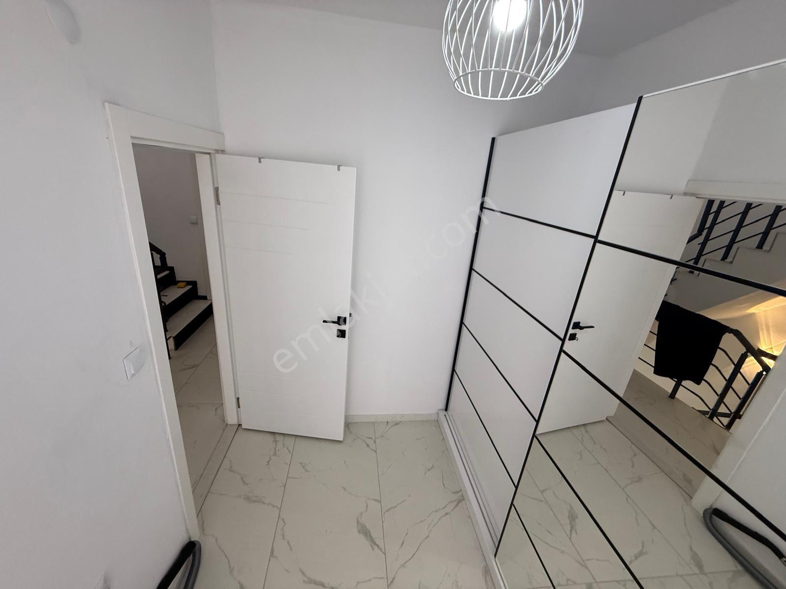 Kuşadası Kadınlar Denizi Plaja Yakın Eşyalı Yapılı Bahçeli 3+1 Havuzlu Site Satılık Villa - Görsel 23
