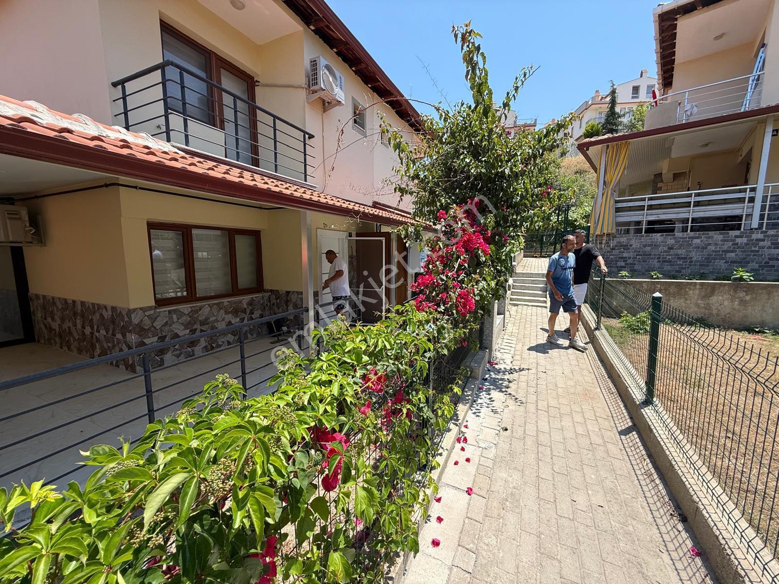 Kuşadası Kadınlar Denizi Plaja Yakın Eşyalı Yapılı Bahçeli 3+1 Havuzlu Site Satılık Villa - Görsel 9