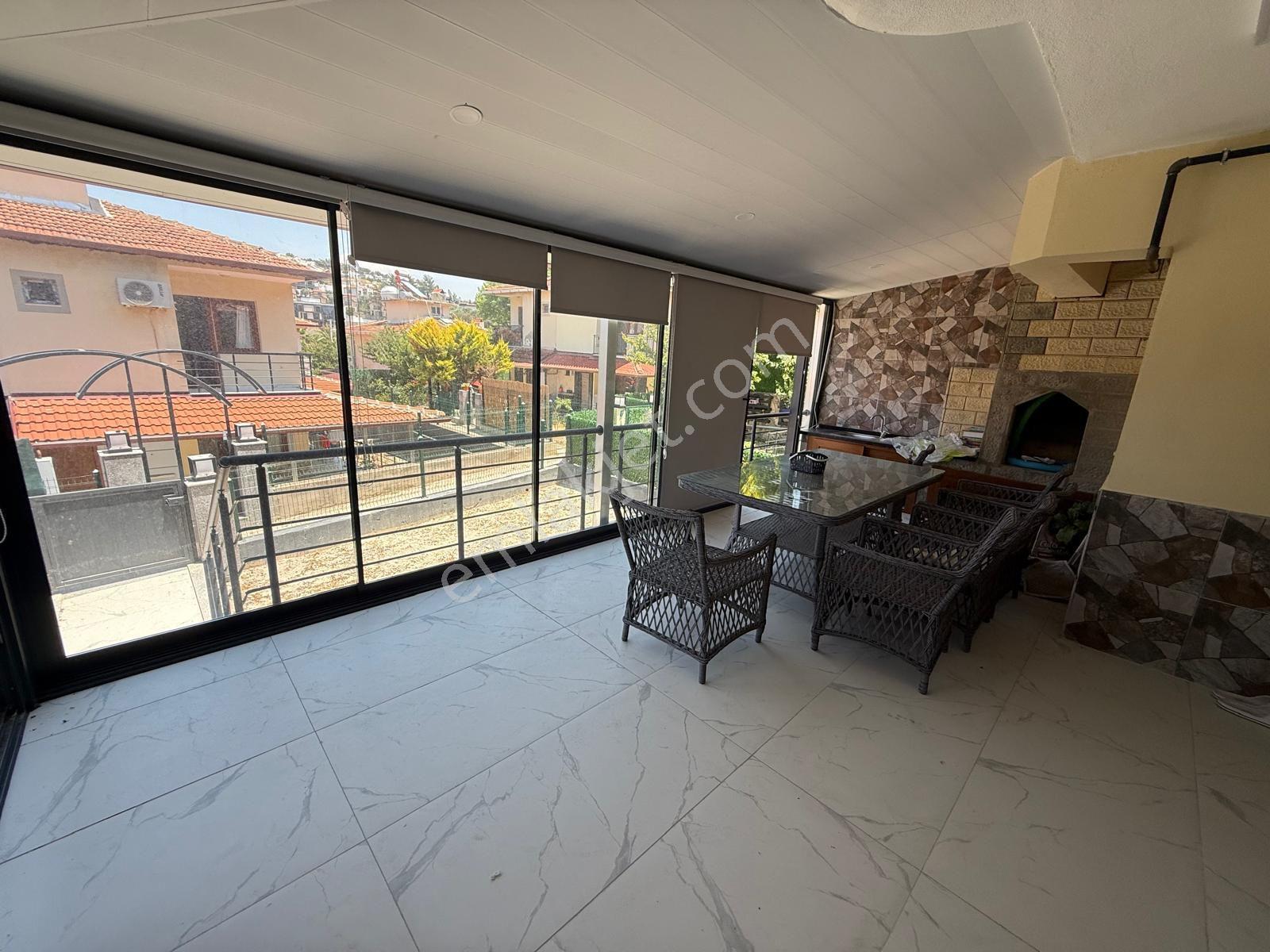Kuşadası Kadınlar Denizi Plaja Yakın Eşyalı Yapılı Bahçeli 3+1 Havuzlu Site Satılık Villa - Görsel 28