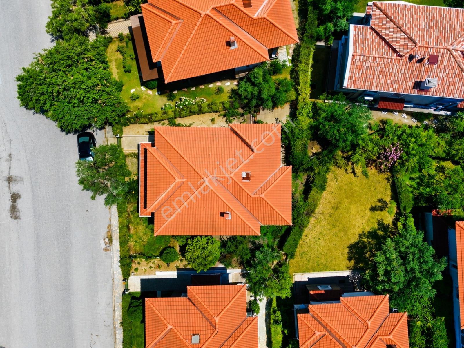 Umas Solutıon'dan Laka'da Yola Cepheli Büyük Müstakil 3+1 Villa - Görsel 28