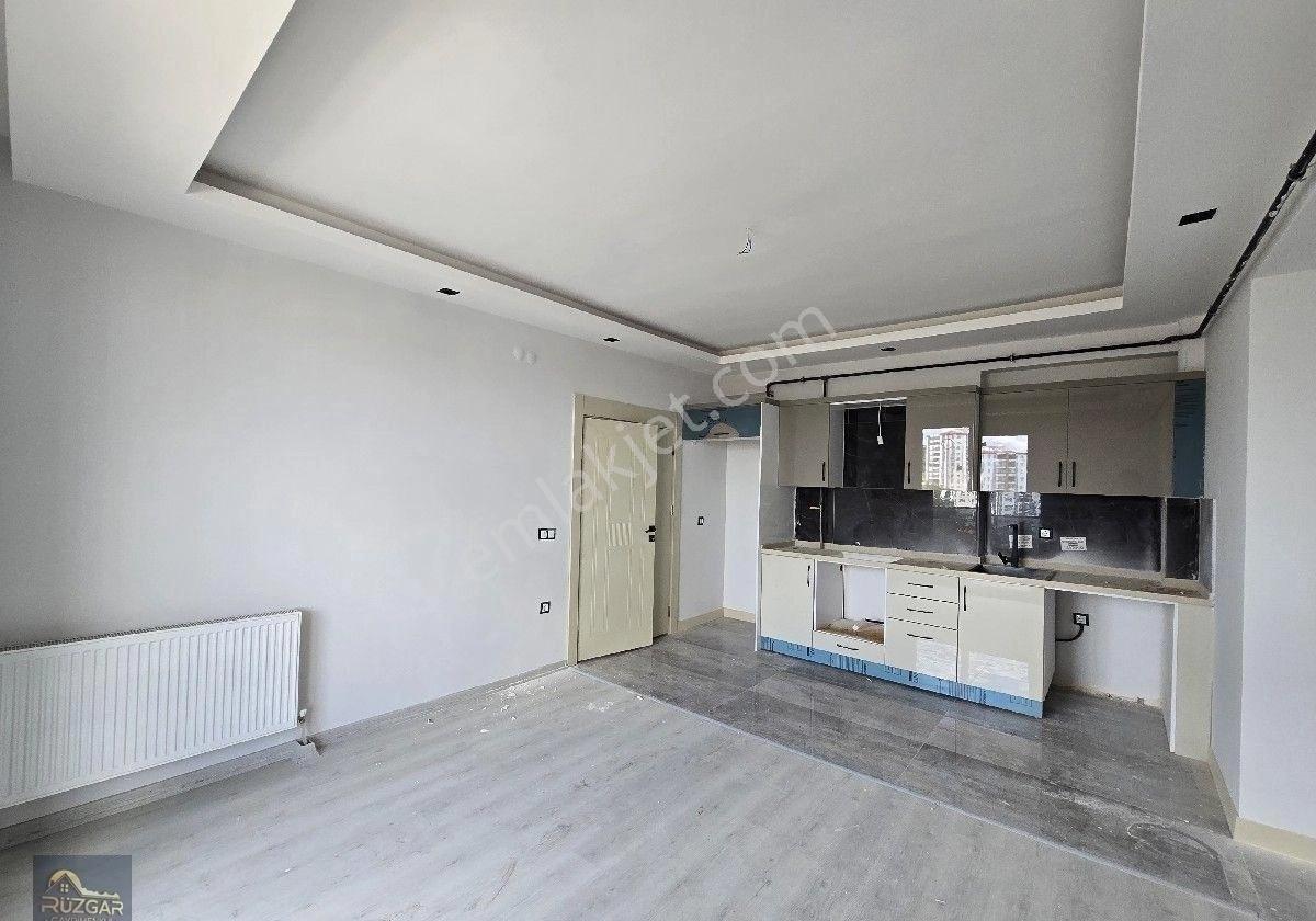 Bağcılar, Zana Düğün Salonu Cıvarı, Urfa Yolu Üzerinde 2+1 Orta Kat Kiralık Sıfır Daire