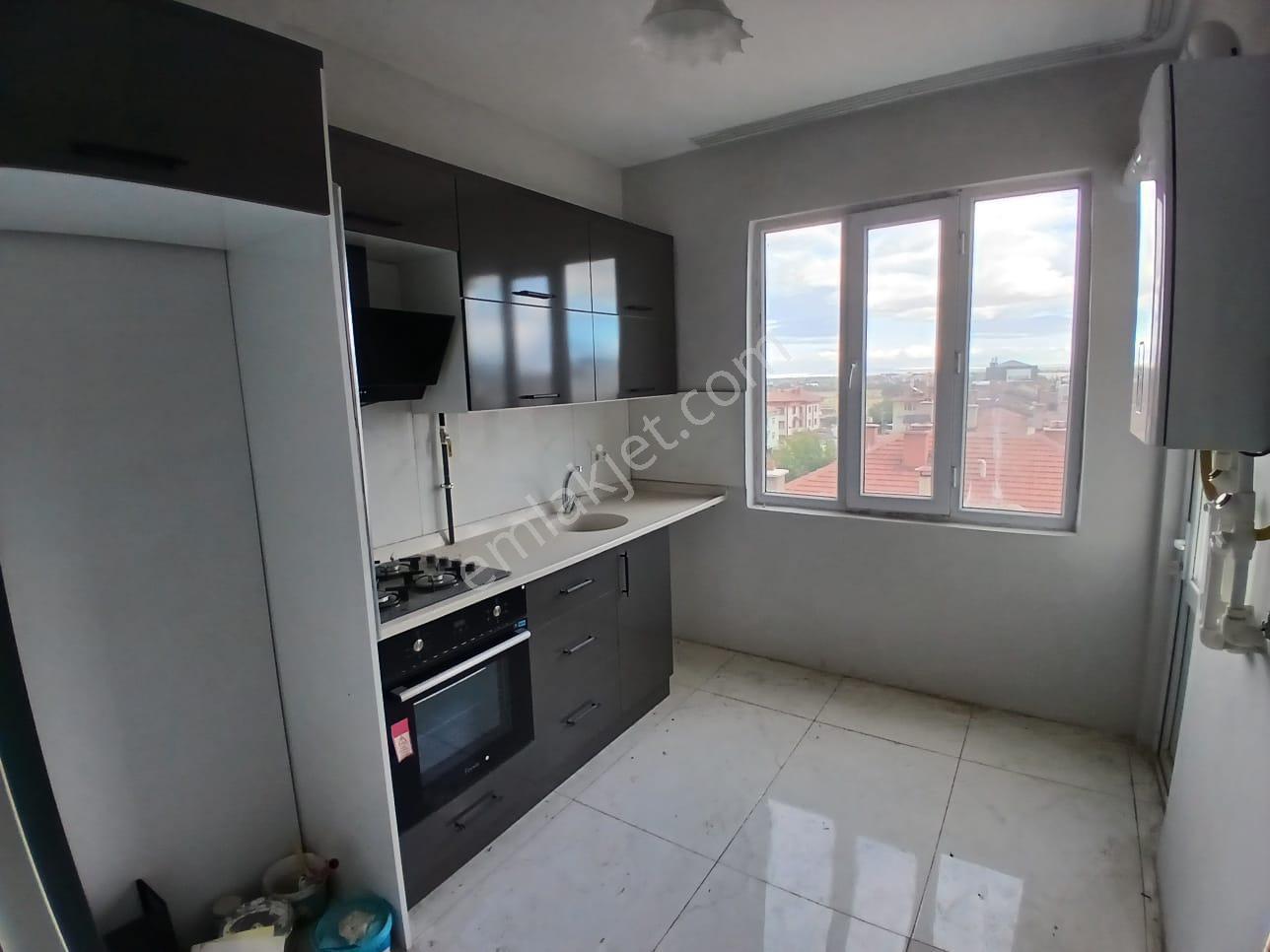 Akçay Emlak'tan Akşehir Seyran Mahallesi Selçuklu Lisesi Civarı Sıfırdan Farksız Kiralık 2+1 Daire