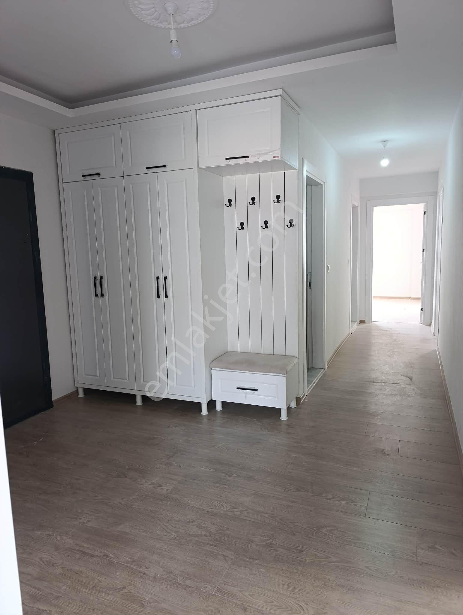Şarkışla Hsk Rönesans Emlaktan Satılık Kuzey Sitesinde 3+1 Garajlı Sıfır Daire - Görsel 3