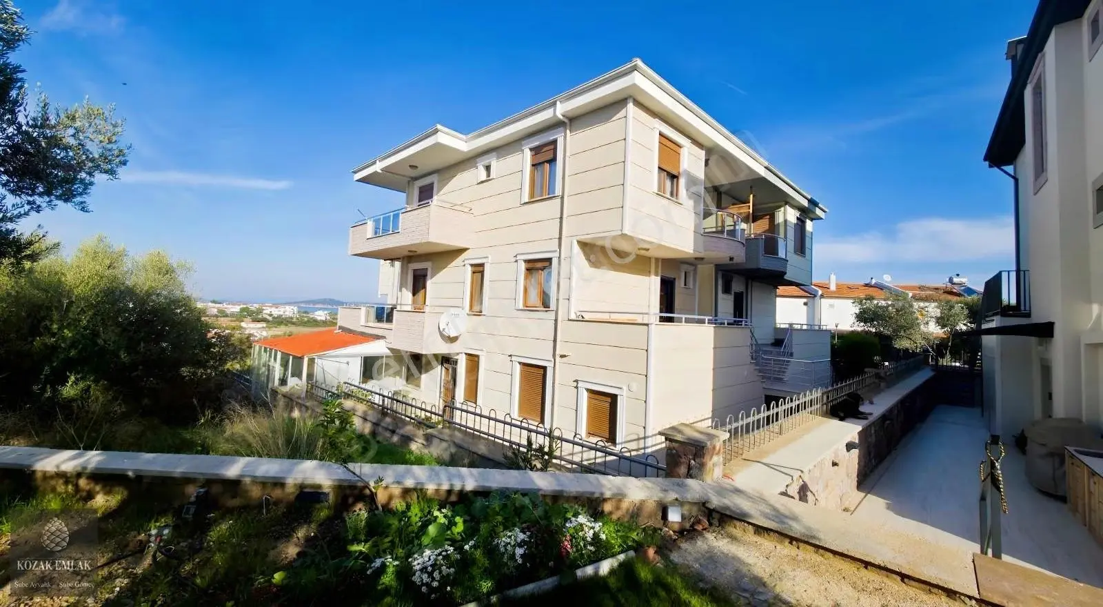 Ayvalık Sahilkent'te Deniz Manzaralı,3+1 Eşyalı Kiralık Villa
