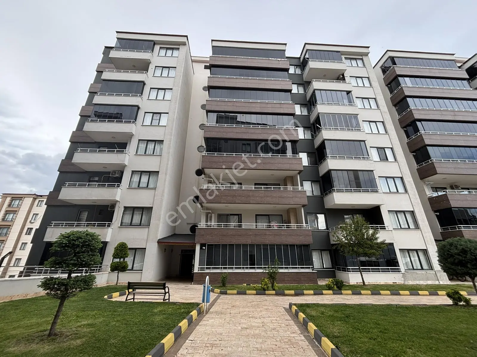 !..akkent Bölgesinde Uygun Fiyatlı 3+1 Giriş Kat Daire..!