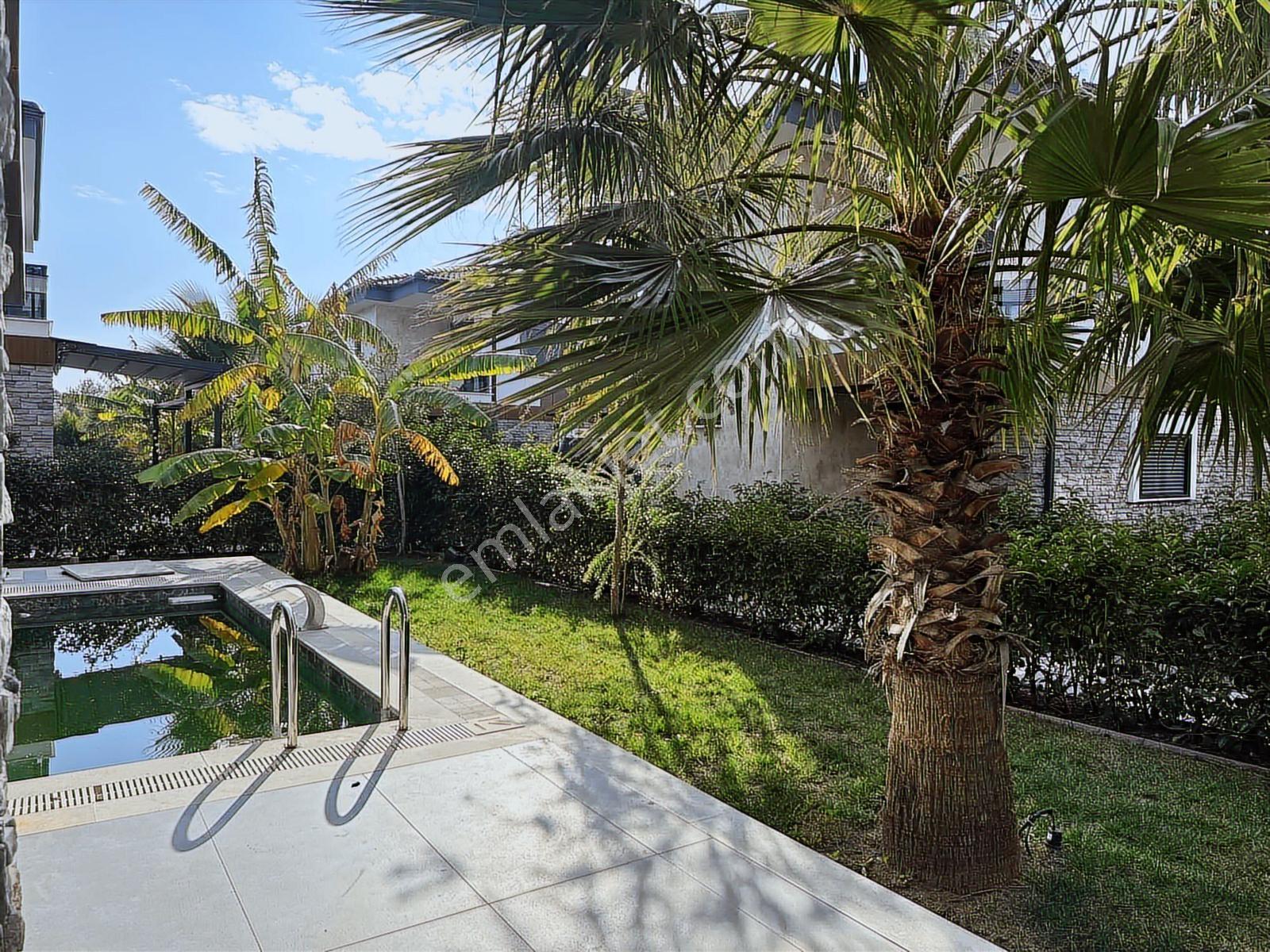 Ayvalık'ta Botanik Bahçe İçinde Yüzme Havuzlu 3+1 Satılık Villa - Görsel 15