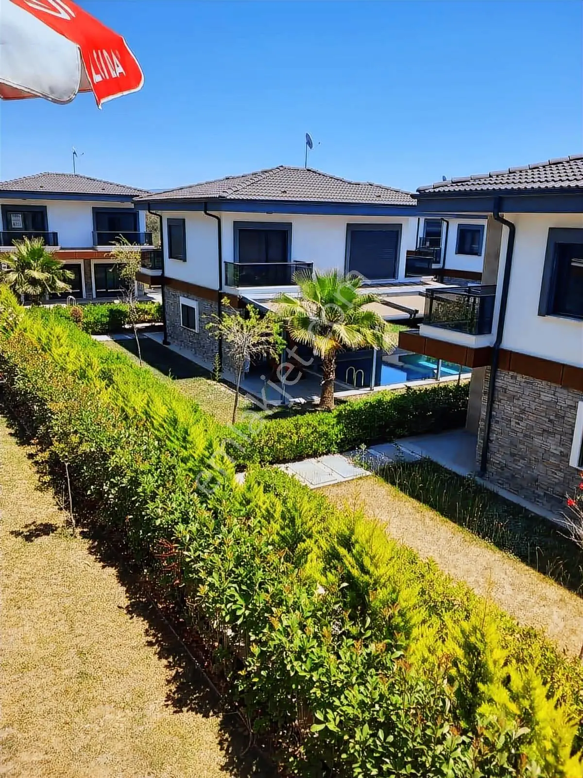 Ayvalık'ta Botanik Bahçe İçinde Yüzme Havuzlu 3+1 Satılık Villa - Görsel 3
